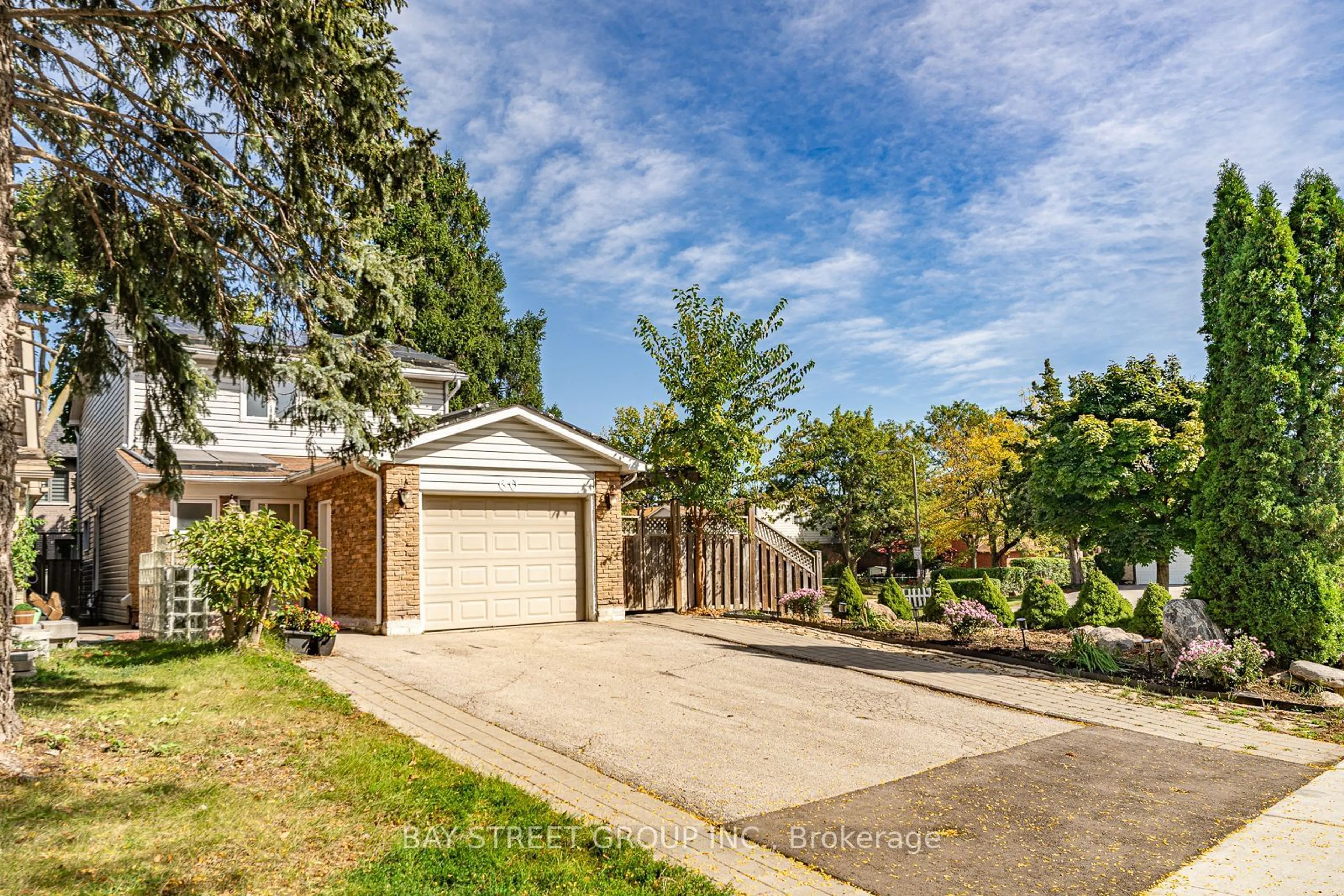 A pic from outside/outdoor area/front of a property/back of a property/a pic from drone, street for 60 Big Red Ave, Toronto Ontario M1V 1N9