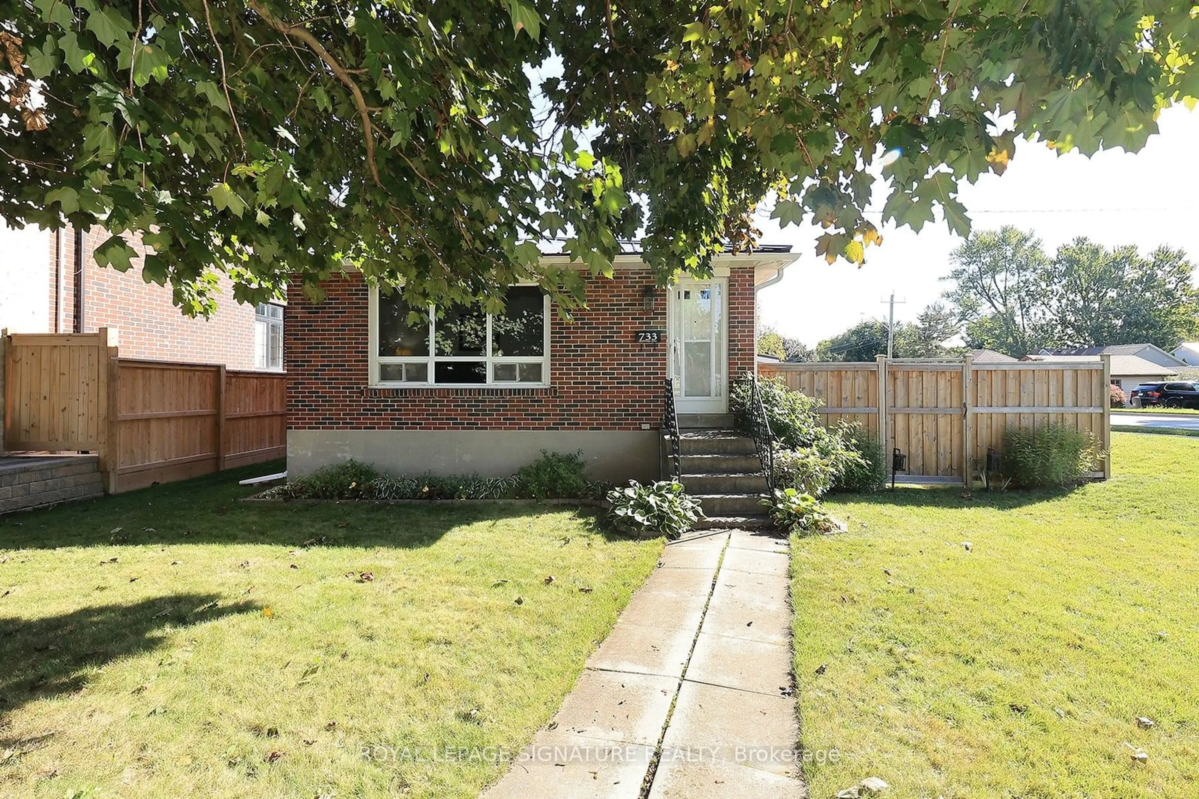 Outside view for 733 Hillview Cres, Pickering Ontario L1W 2R9