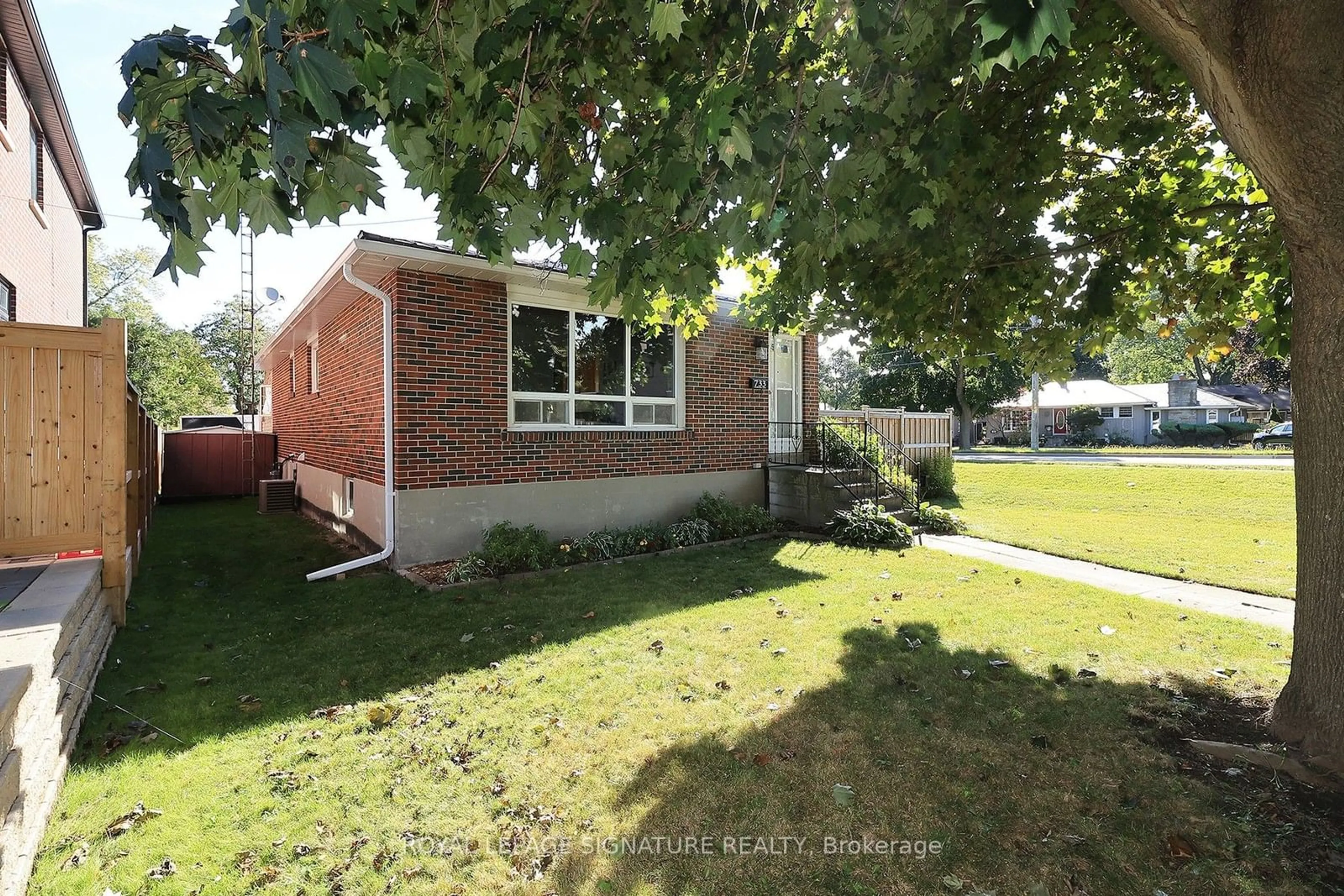 Home with brick exterior material for 733 Hillview Cres, Pickering Ontario L1W 2R9