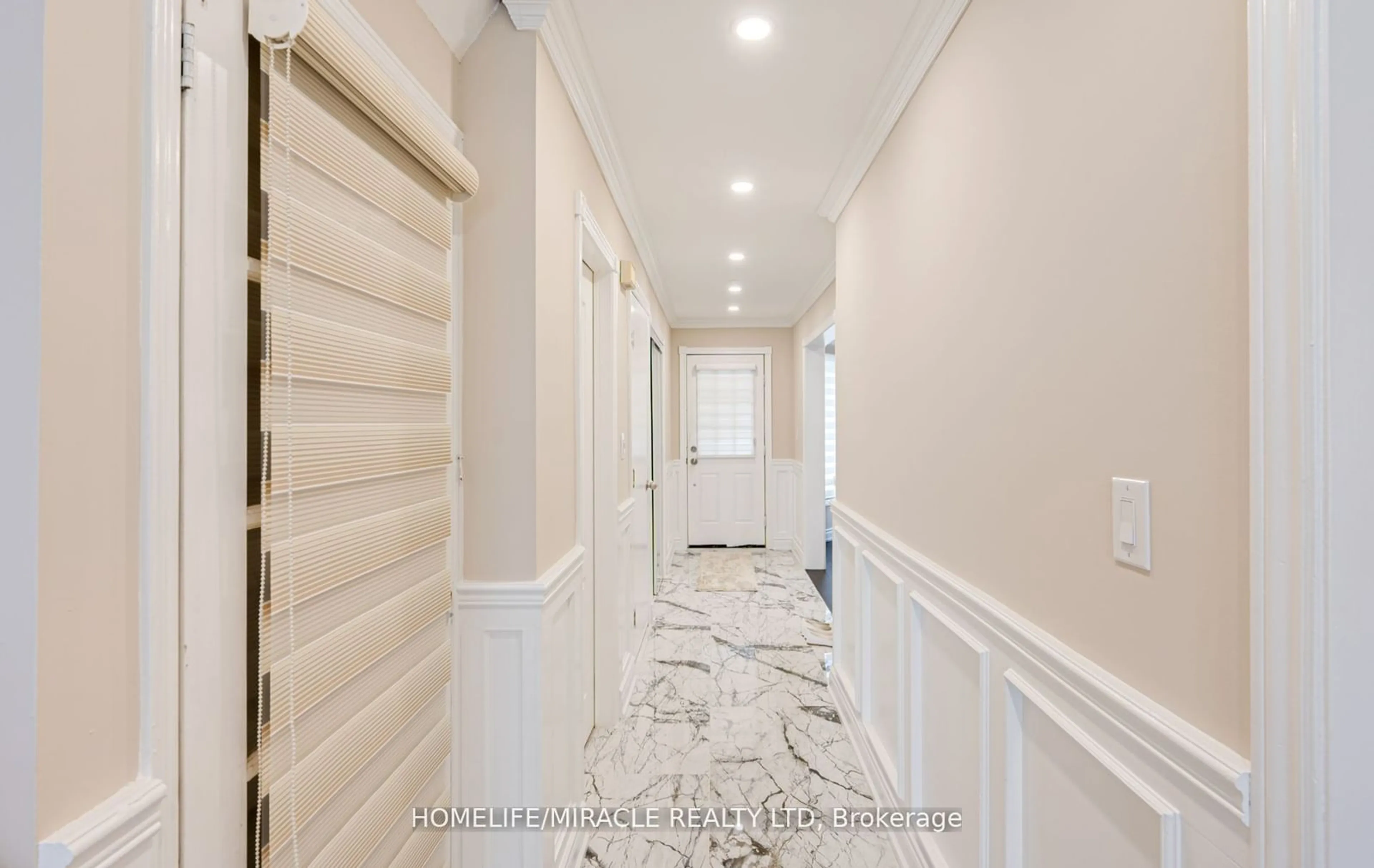 Indoor entryway, wood floors for 28 Murkar Cres, Whitby Ontario L1N 8Y4