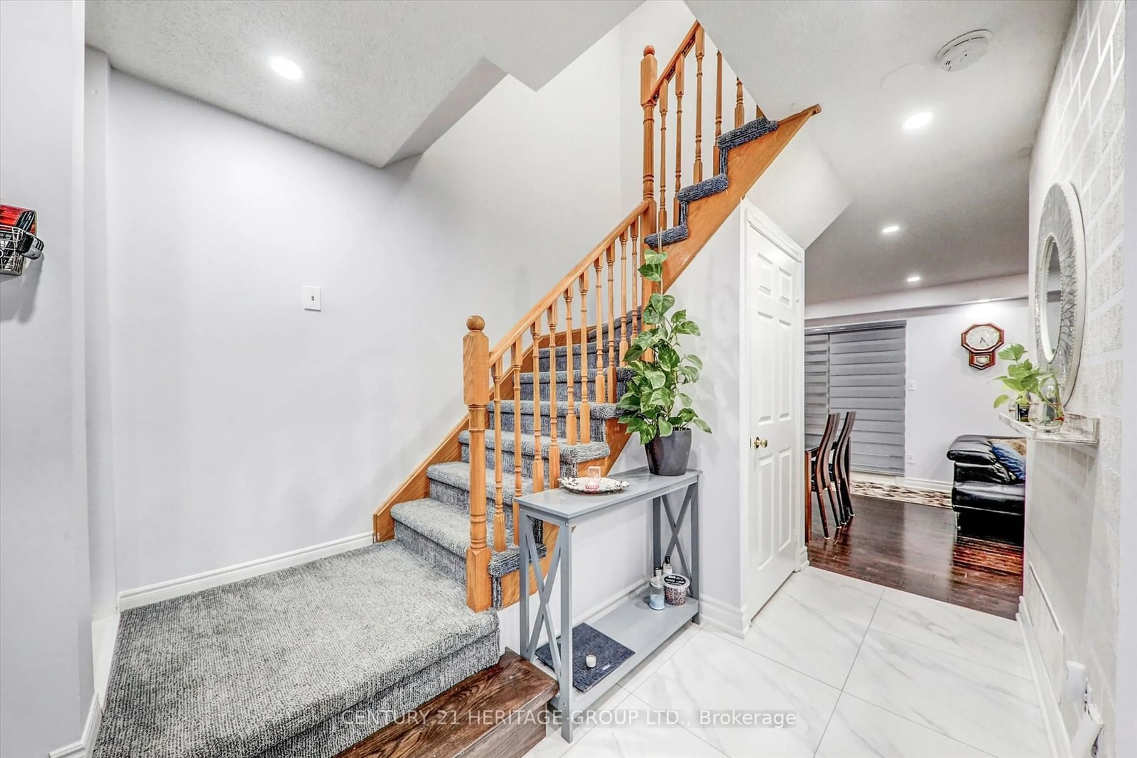 Stairs for 611 Graceland Crt, Pickering Ontario L1V 6N9