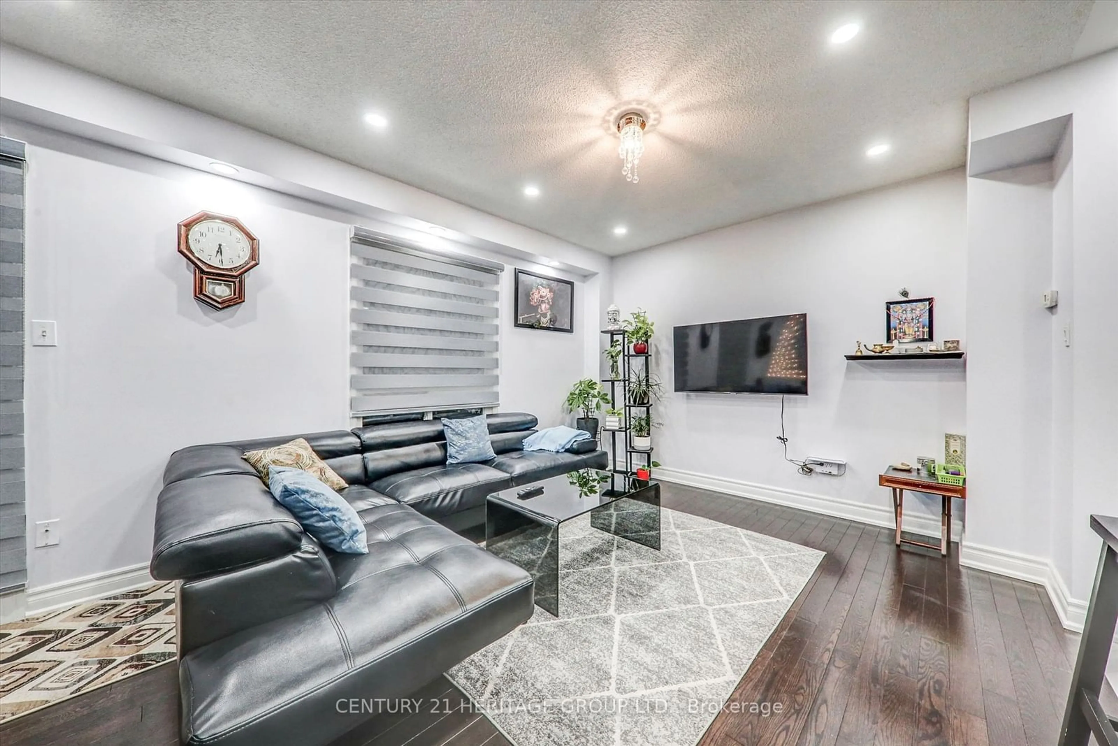 Living room, wood floors for 611 Graceland Crt, Pickering Ontario L1V 6N9