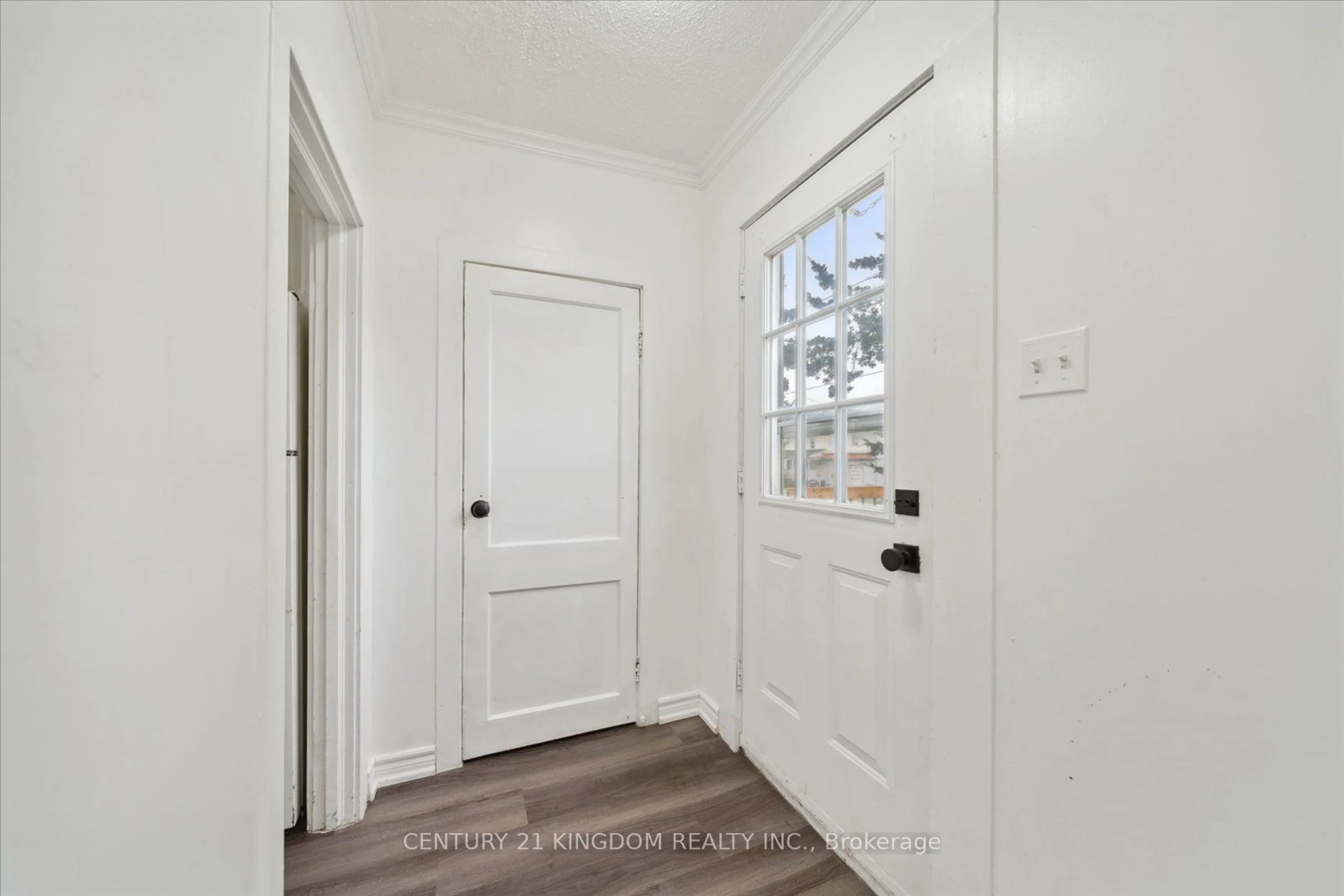 Indoor entryway for 286 Elmgrove Ave, Oshawa Ontario L1J 2B8