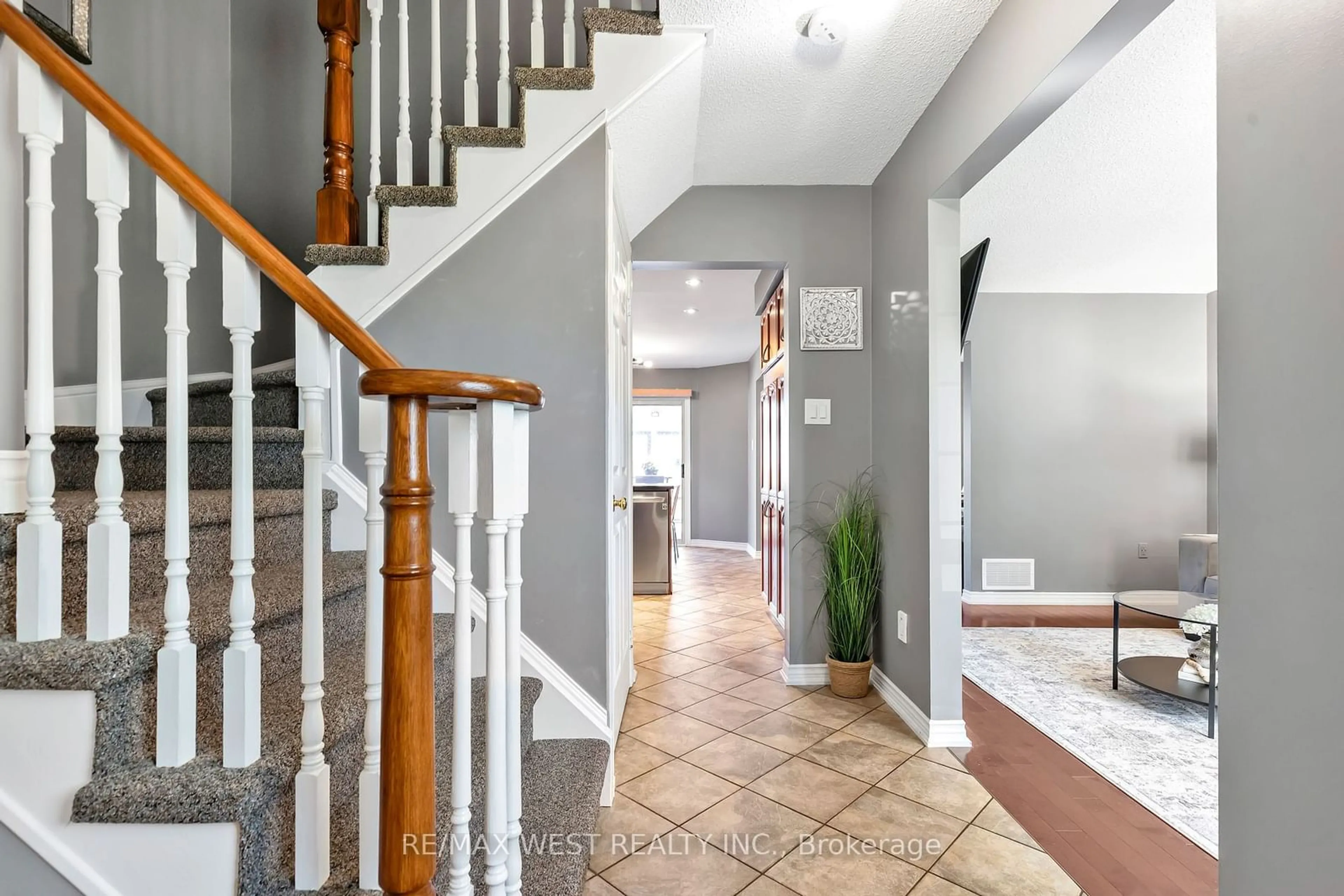 Indoor entryway for 35 Poolton Cres, Clarington Ontario L1E 2H5