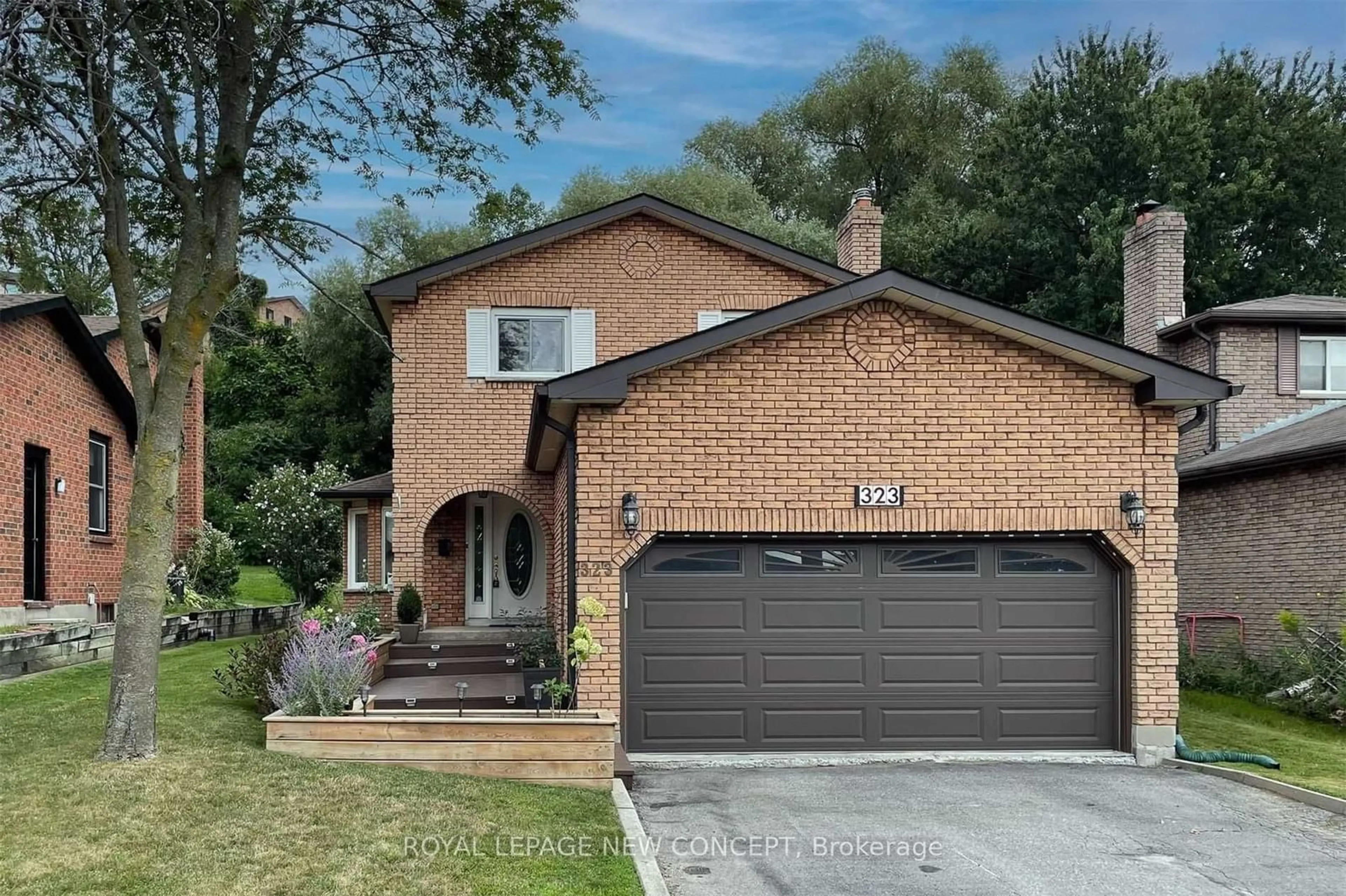 Home with brick exterior material for 323 Cumberland Crt, Oshawa Ontario L1H 8E7