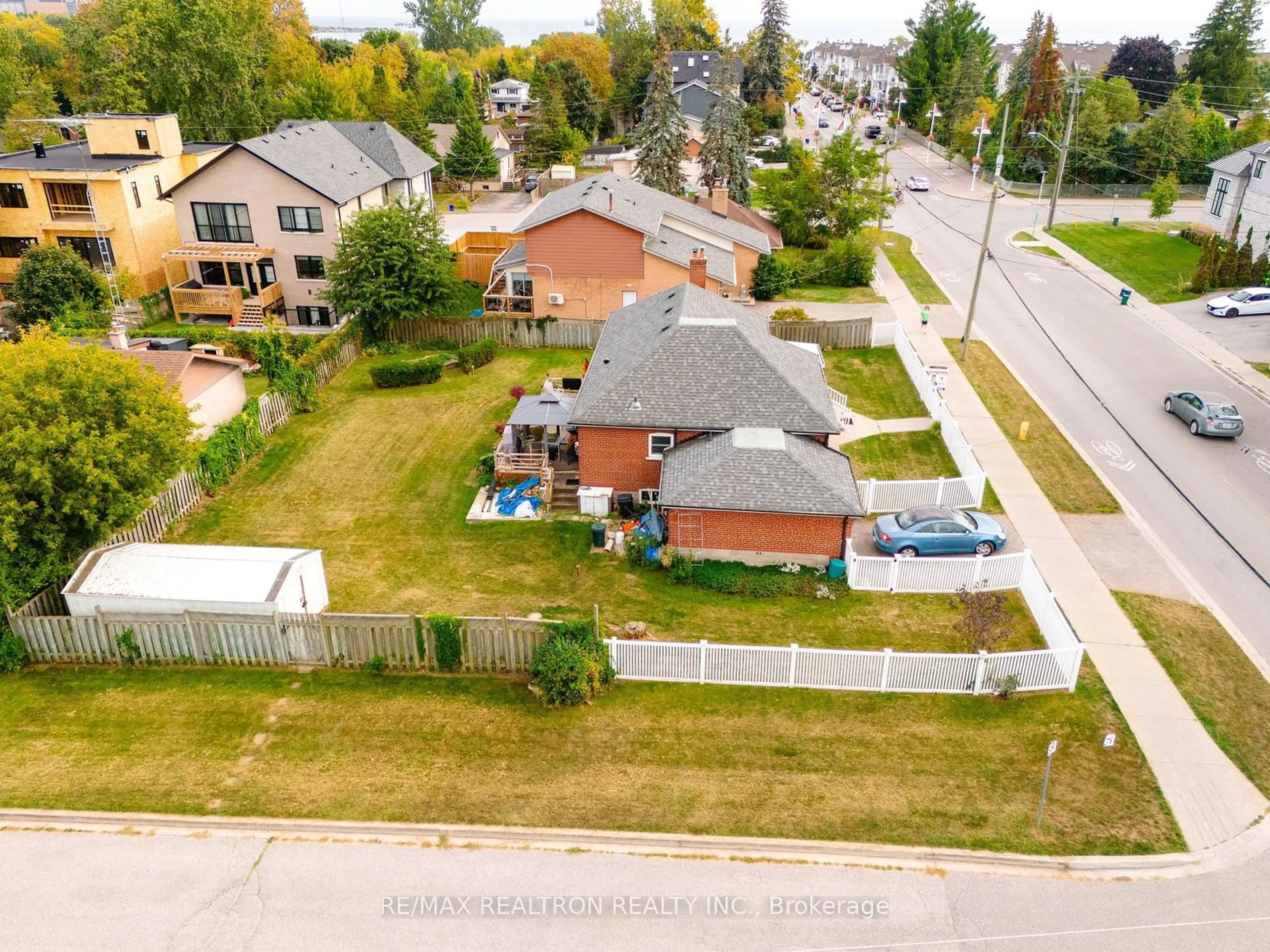 A pic from outside/outdoor area/front of a property/back of a property/a pic from drone, street for 675 Liverpool Rd, Pickering Ontario L1W 1R5