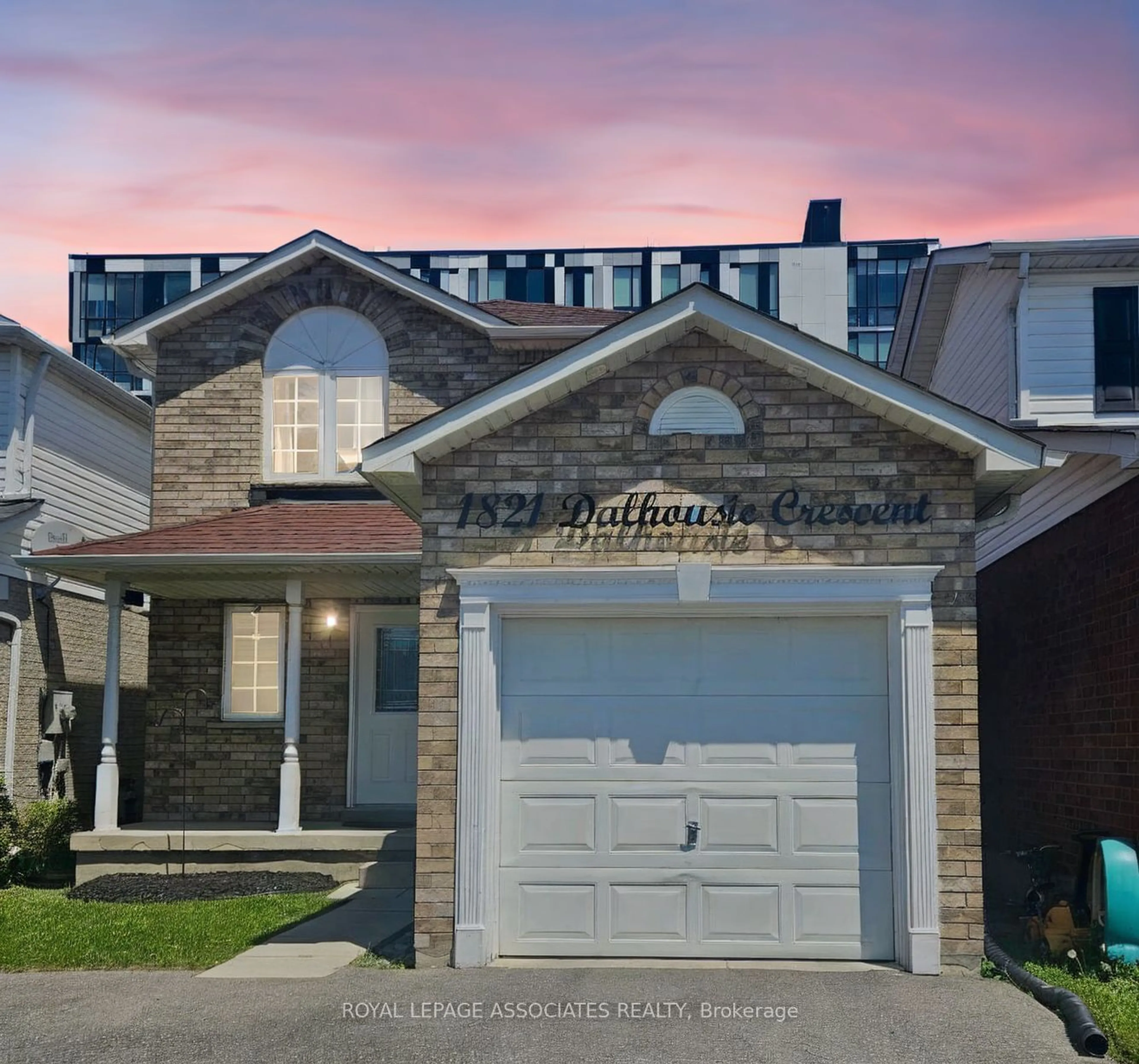 A pic from exterior of the house or condo, the street view for 1821 Dalhousie Cres, Oshawa Ontario L1G 8C5