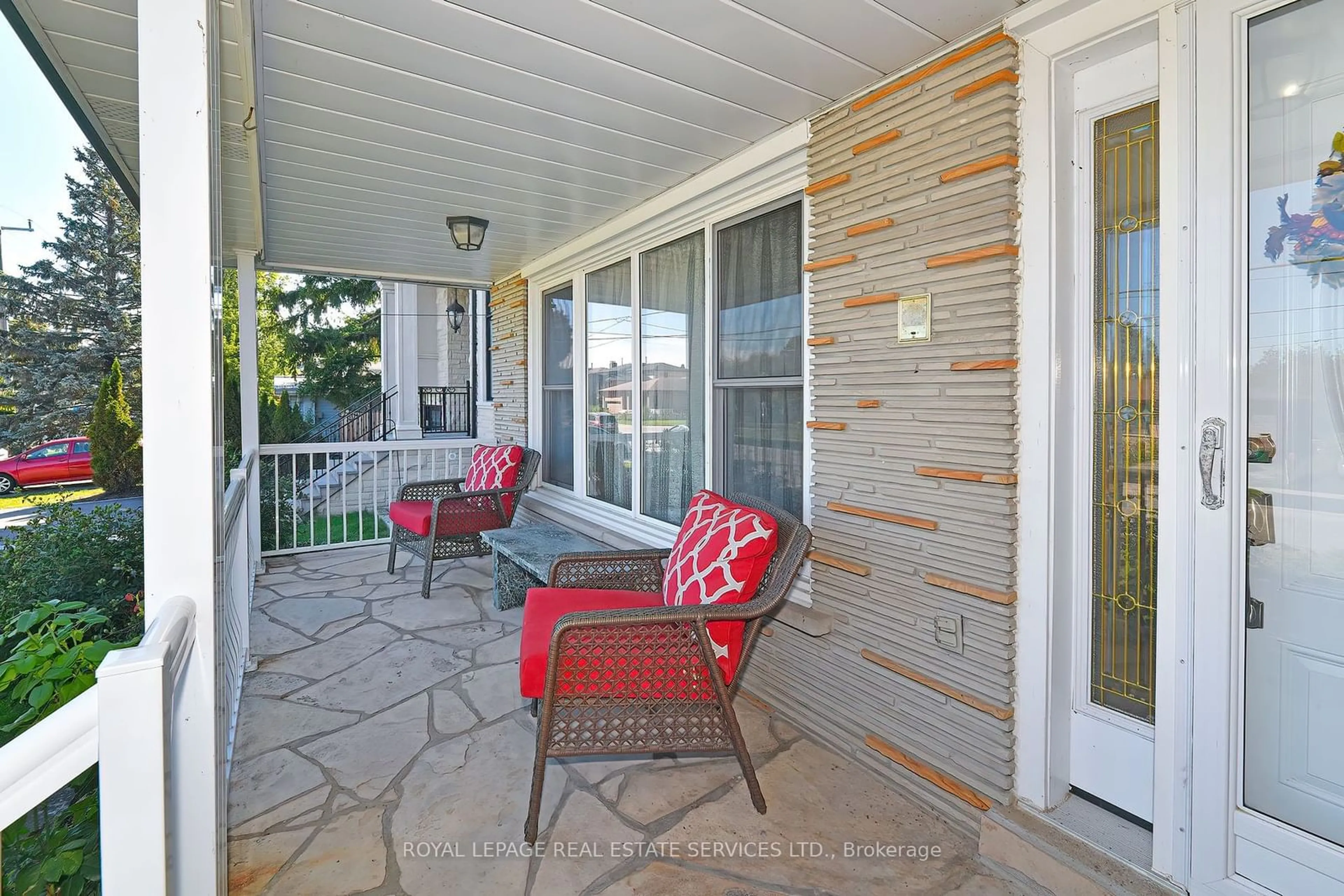 Patio, cottage for 736 West Shore Blvd, Pickering Ontario L1W 2V1