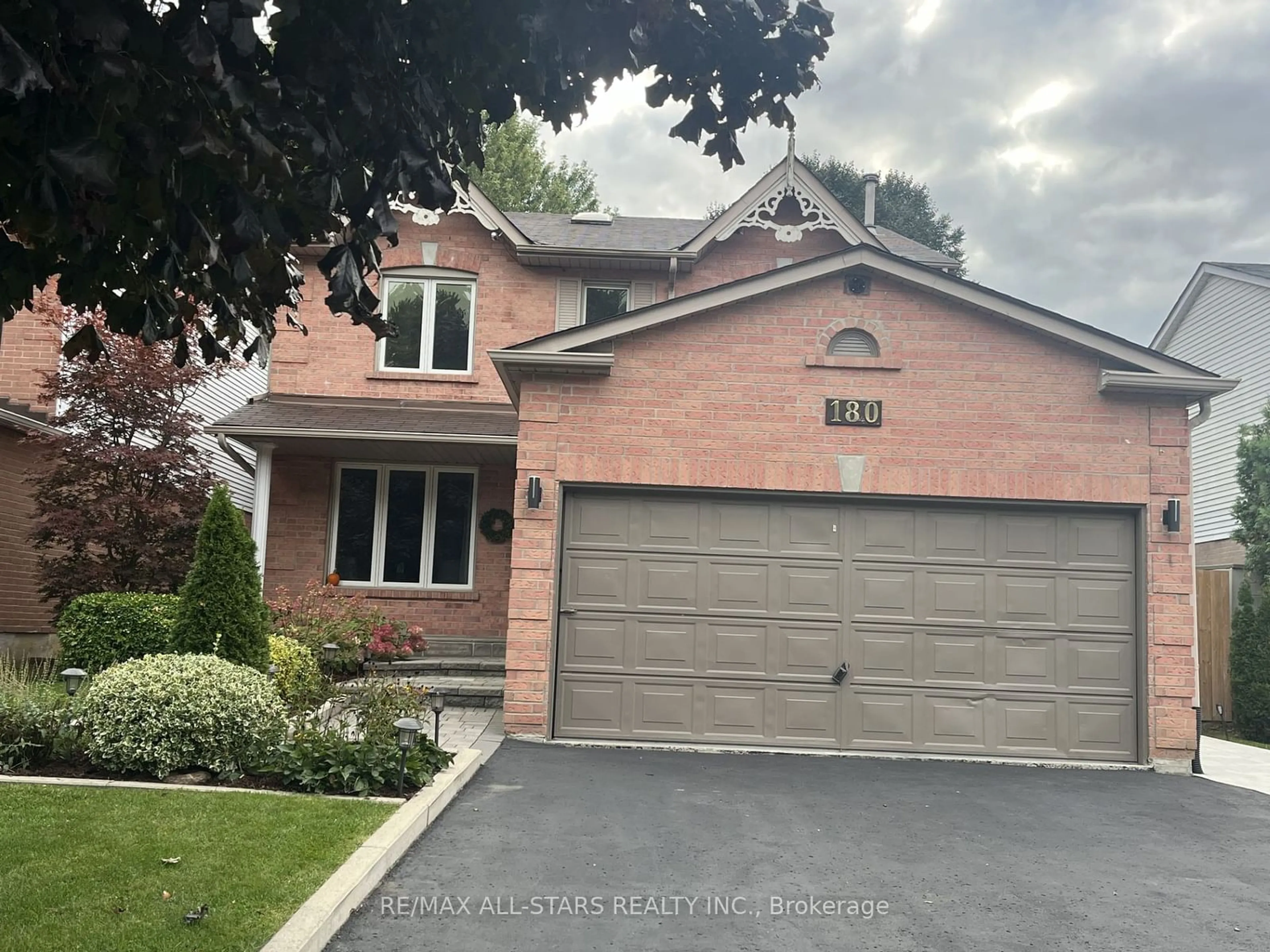 Frontside or backside of a home for 180 Sandringham Dr, Clarington Ontario L1E 2A5