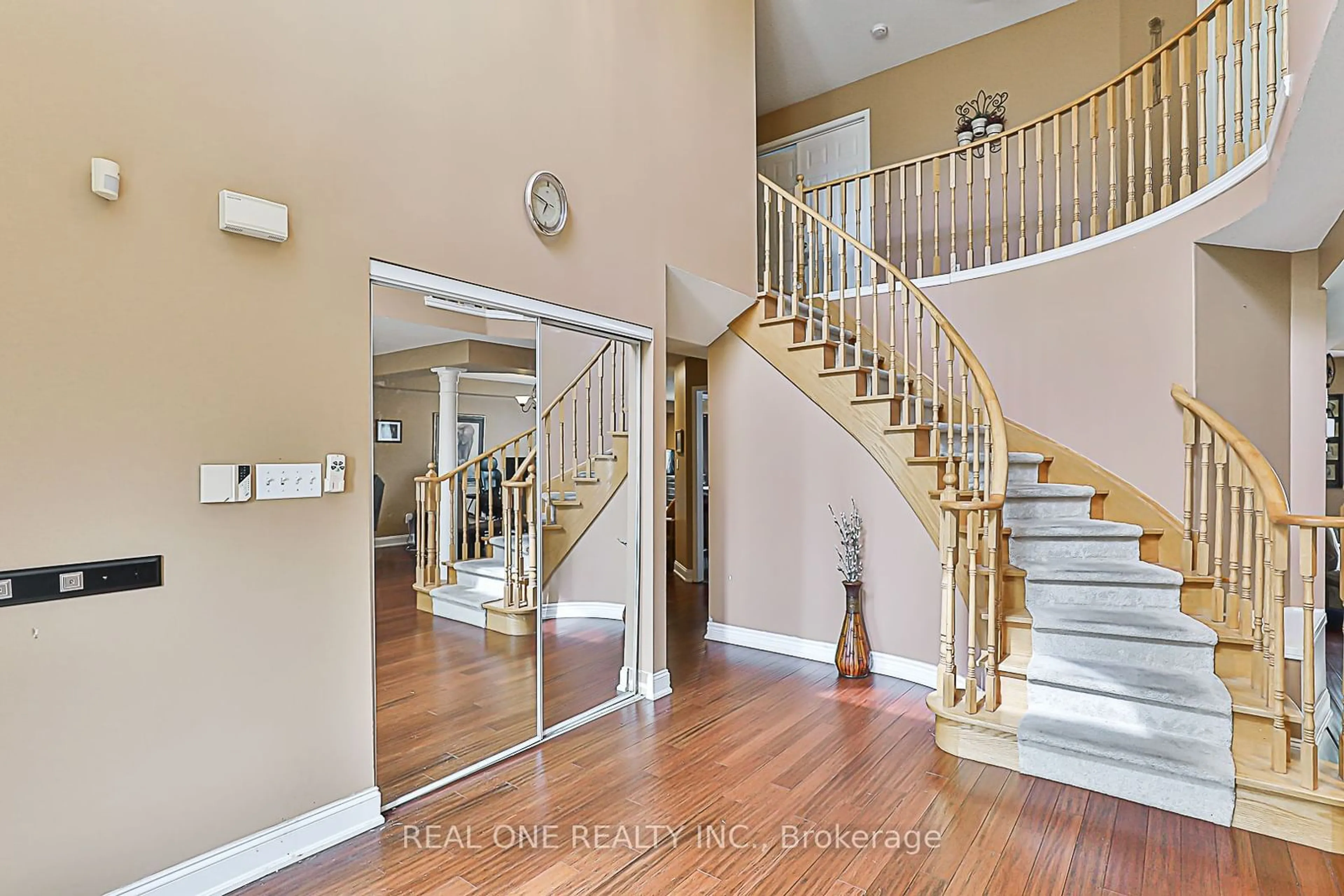 Indoor entryway, wood floors for 493 Sandalwood Crt, Oshawa Ontario L1G 7X9