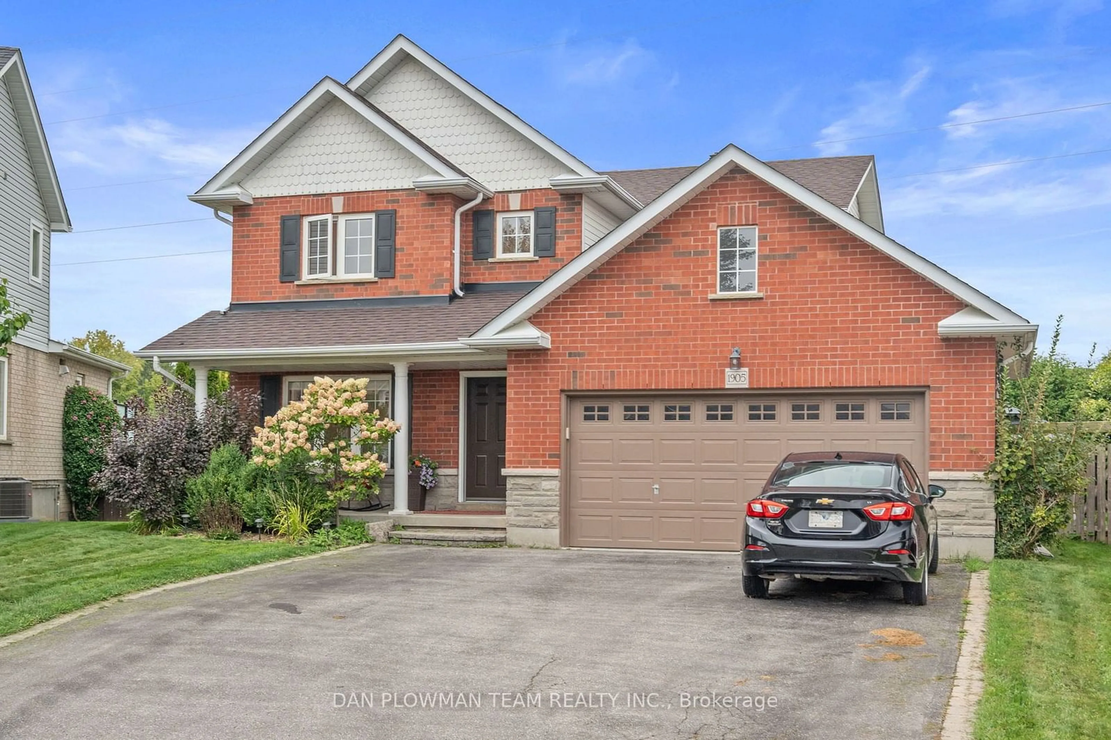 Frontside or backside of a home, the street view for 1905 Clearwater Crt, Oshawa Ontario L1K 2Z6