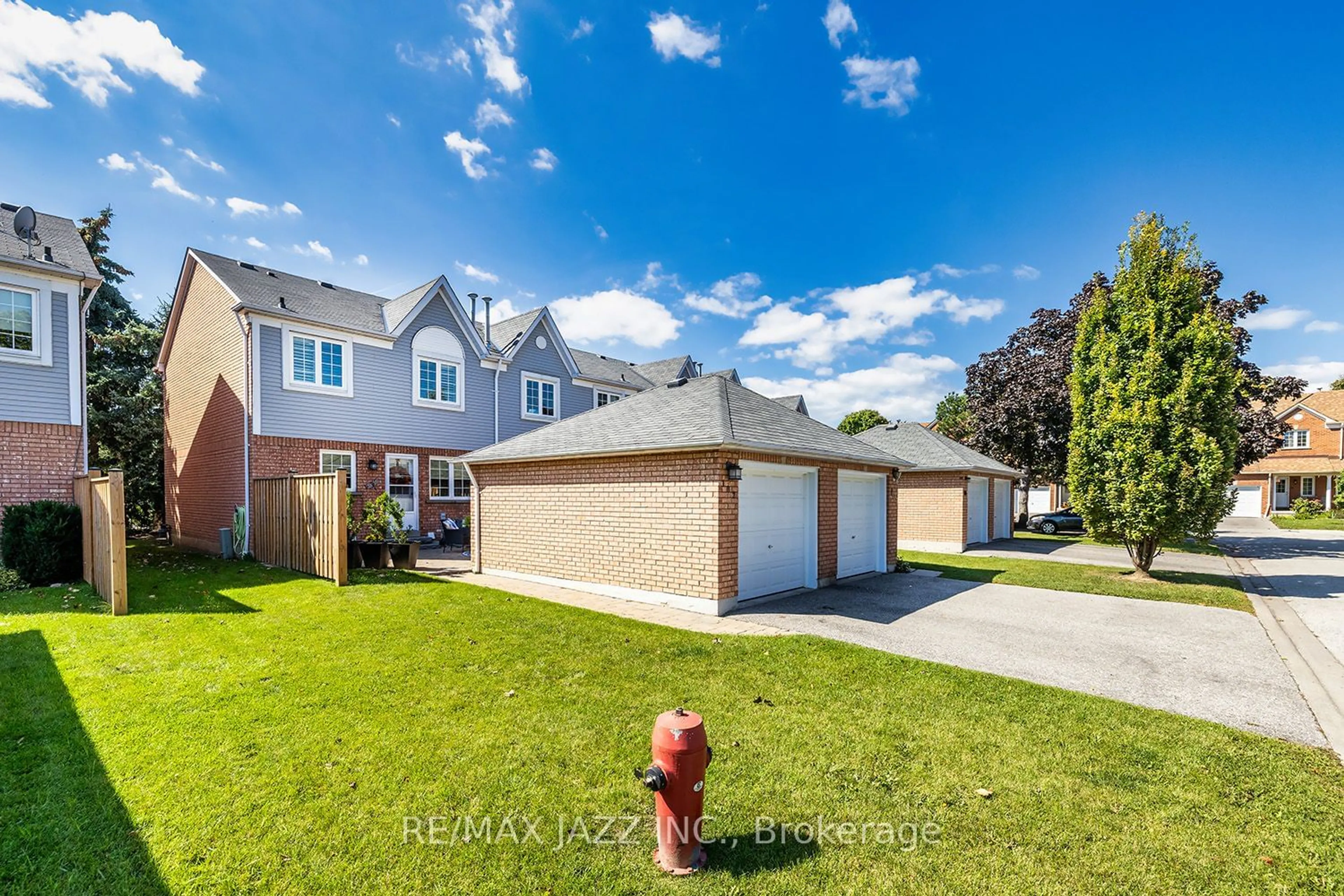 Frontside or backside of a home for 10 Bassett Blvd #102, Whitby Ontario L1N 9C5