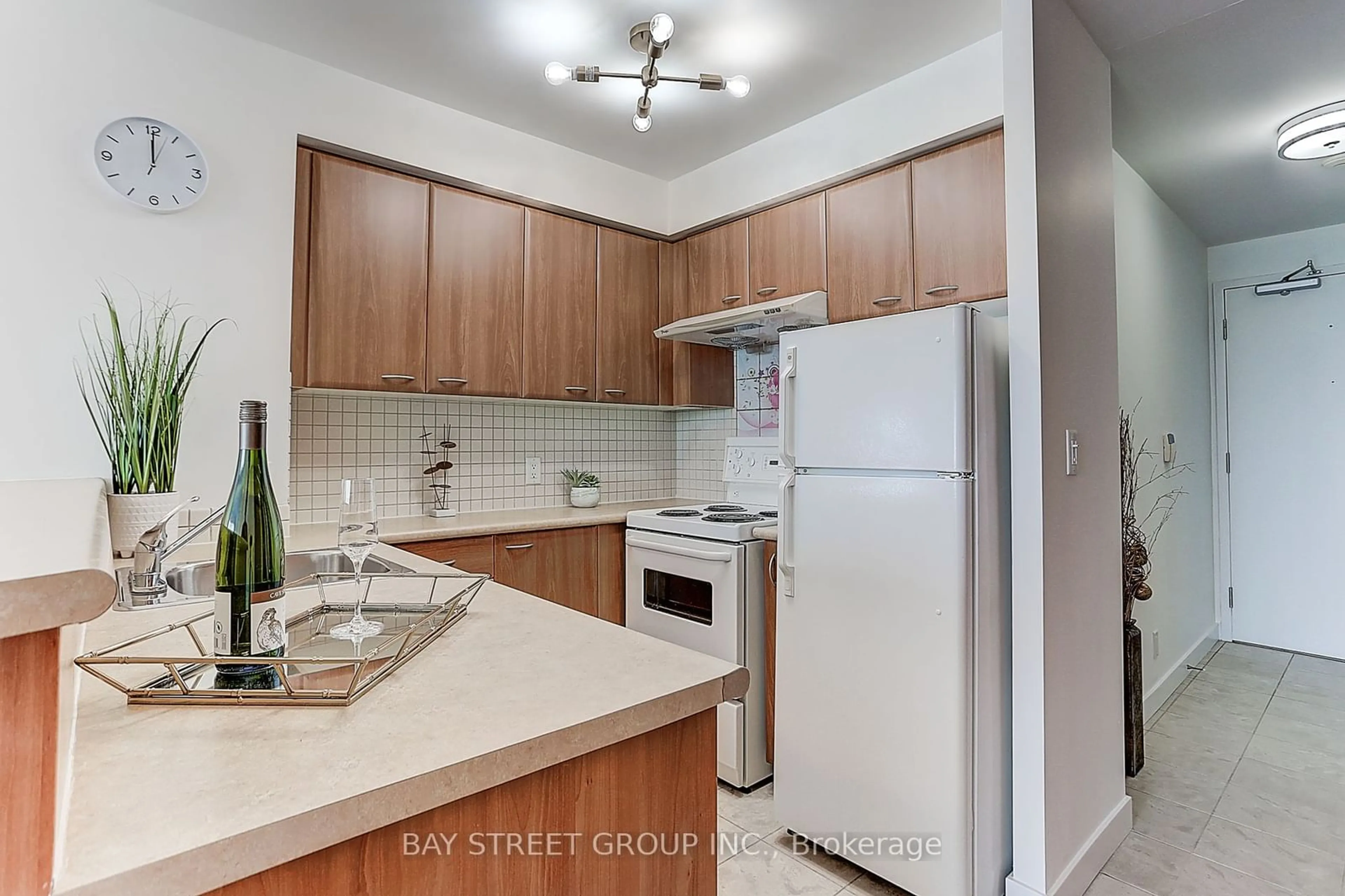 Standard kitchen for 38 Lee Centre Dr #1815, Toronto Ontario M1H 3J7