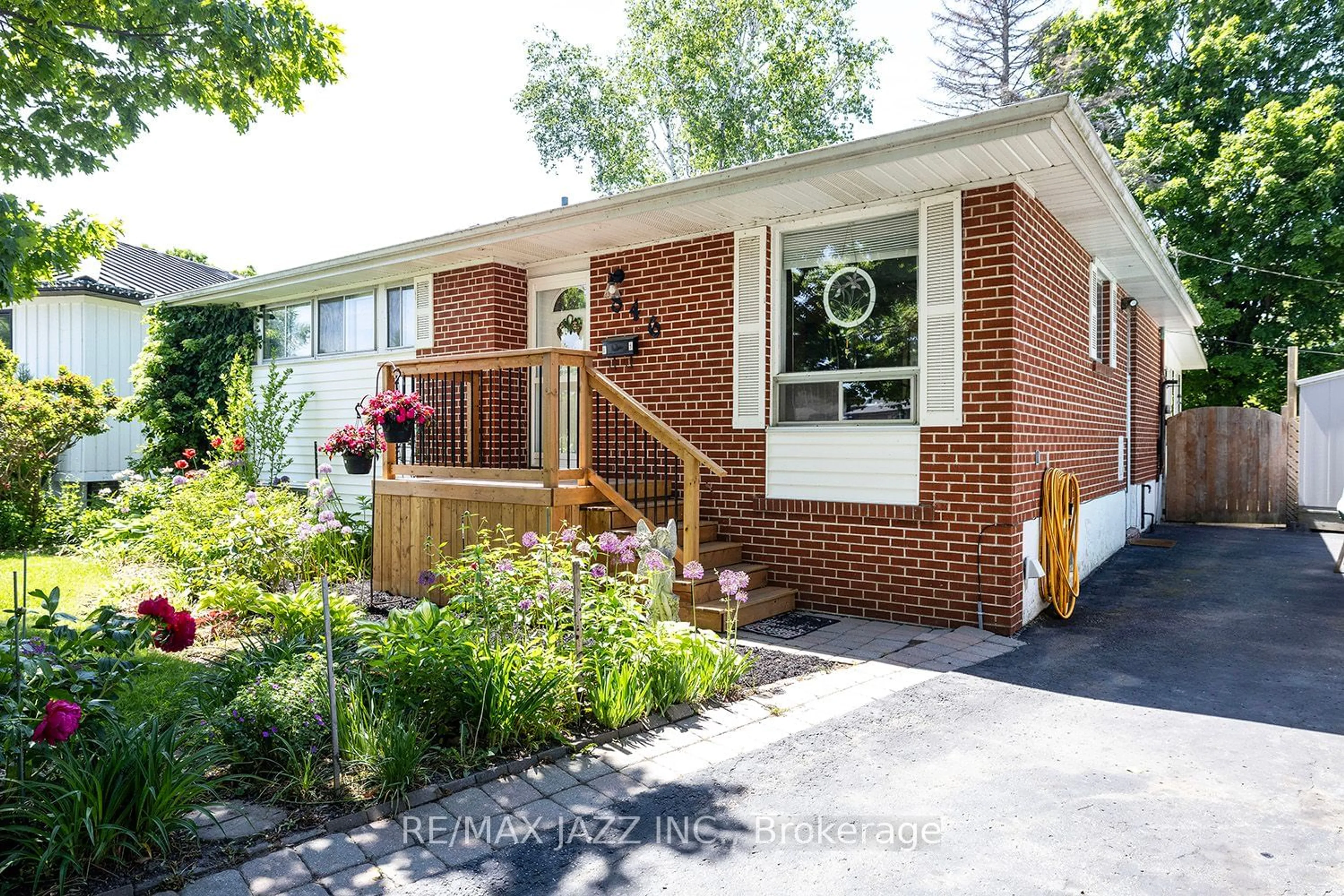 Home with brick exterior material for 846 Fairview Ave, Pickering Ontario L1W 1M8