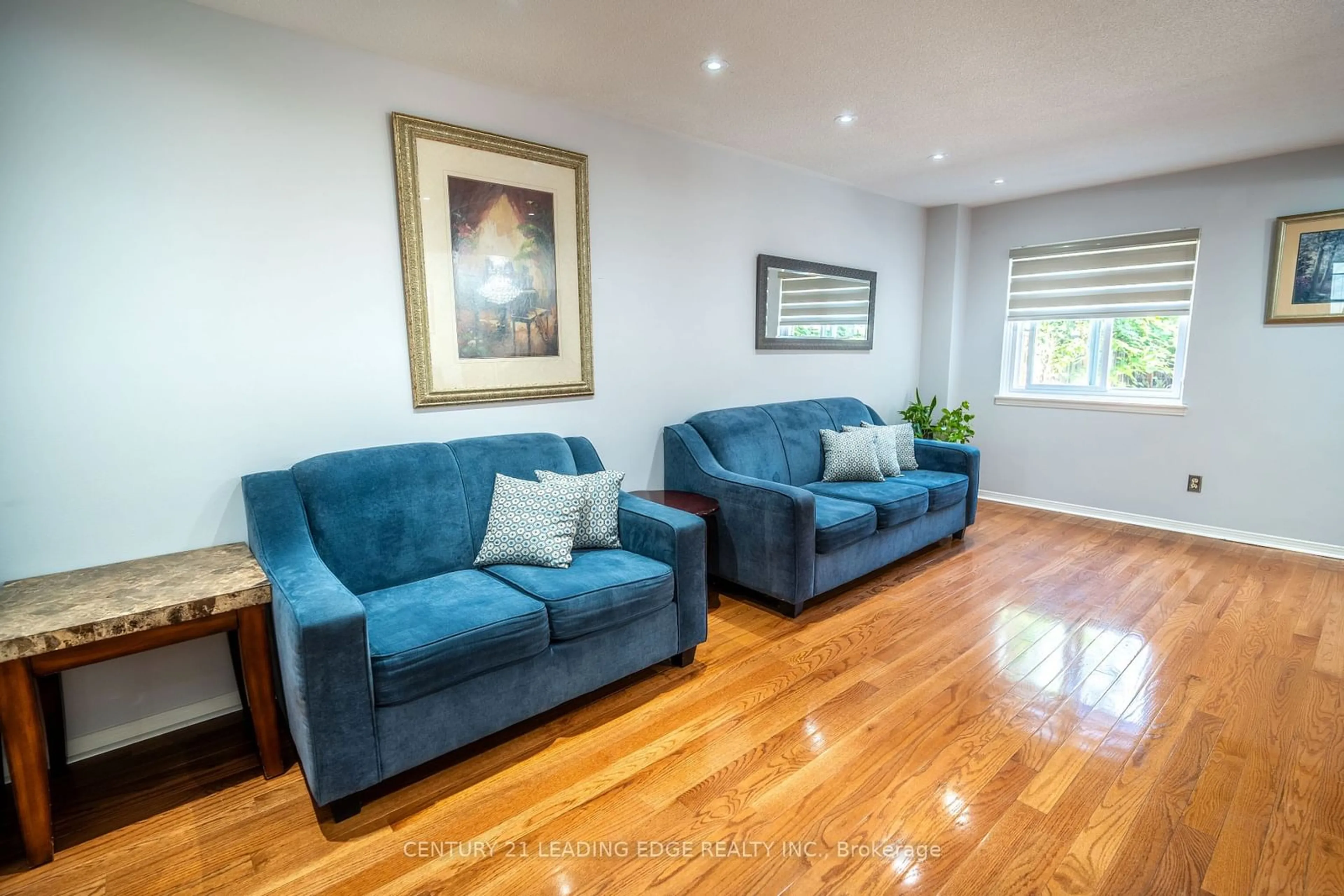 Living room for 5 ECCLESFIELD Dr, Toronto Ontario M1W 2Y3