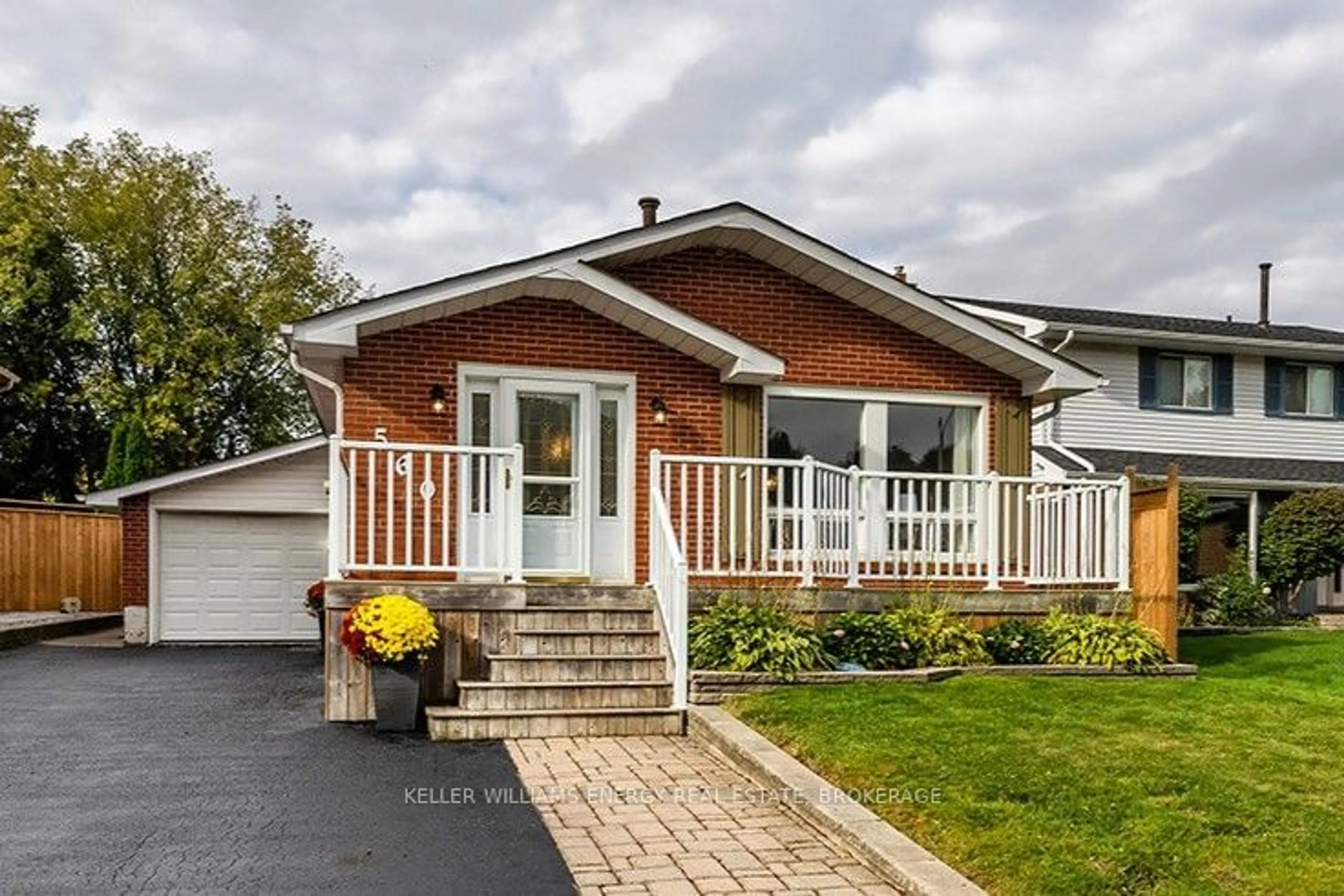 Frontside or backside of a home for 560 Cherryhill St, Oshawa Ontario L1H 7R9