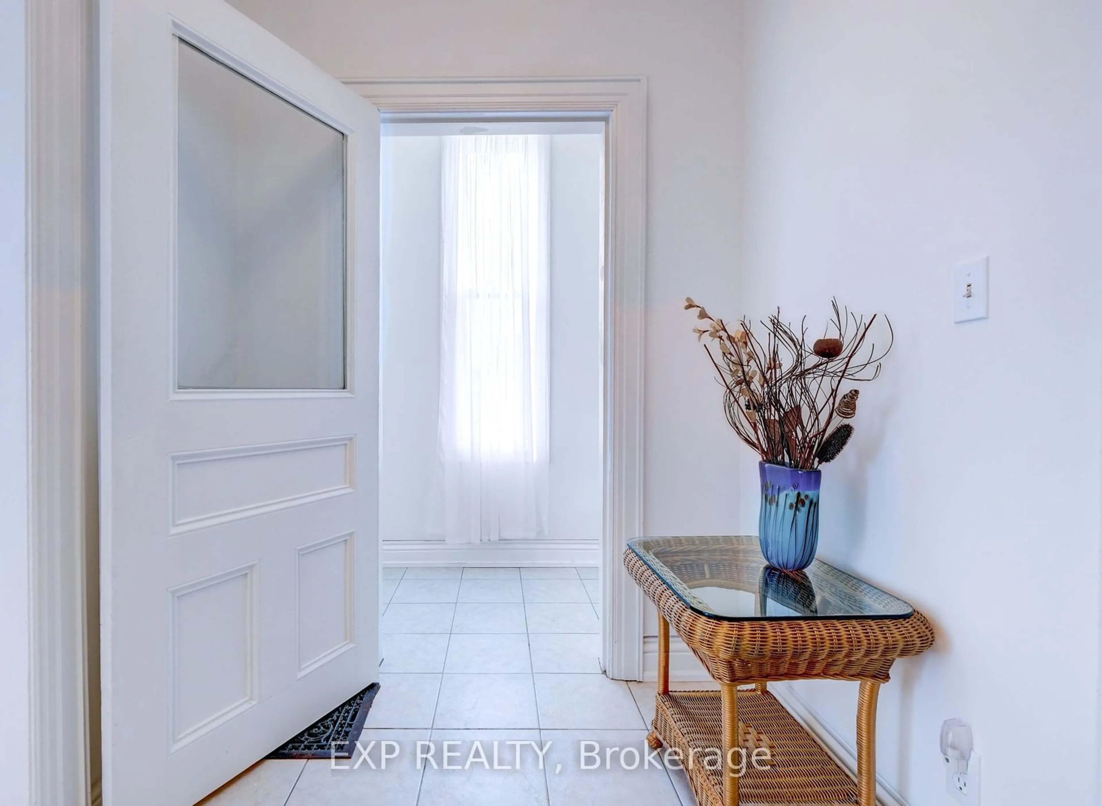 Indoor entryway, wood floors for 853 Simcoe St, Oshawa Ontario L1H 4K8