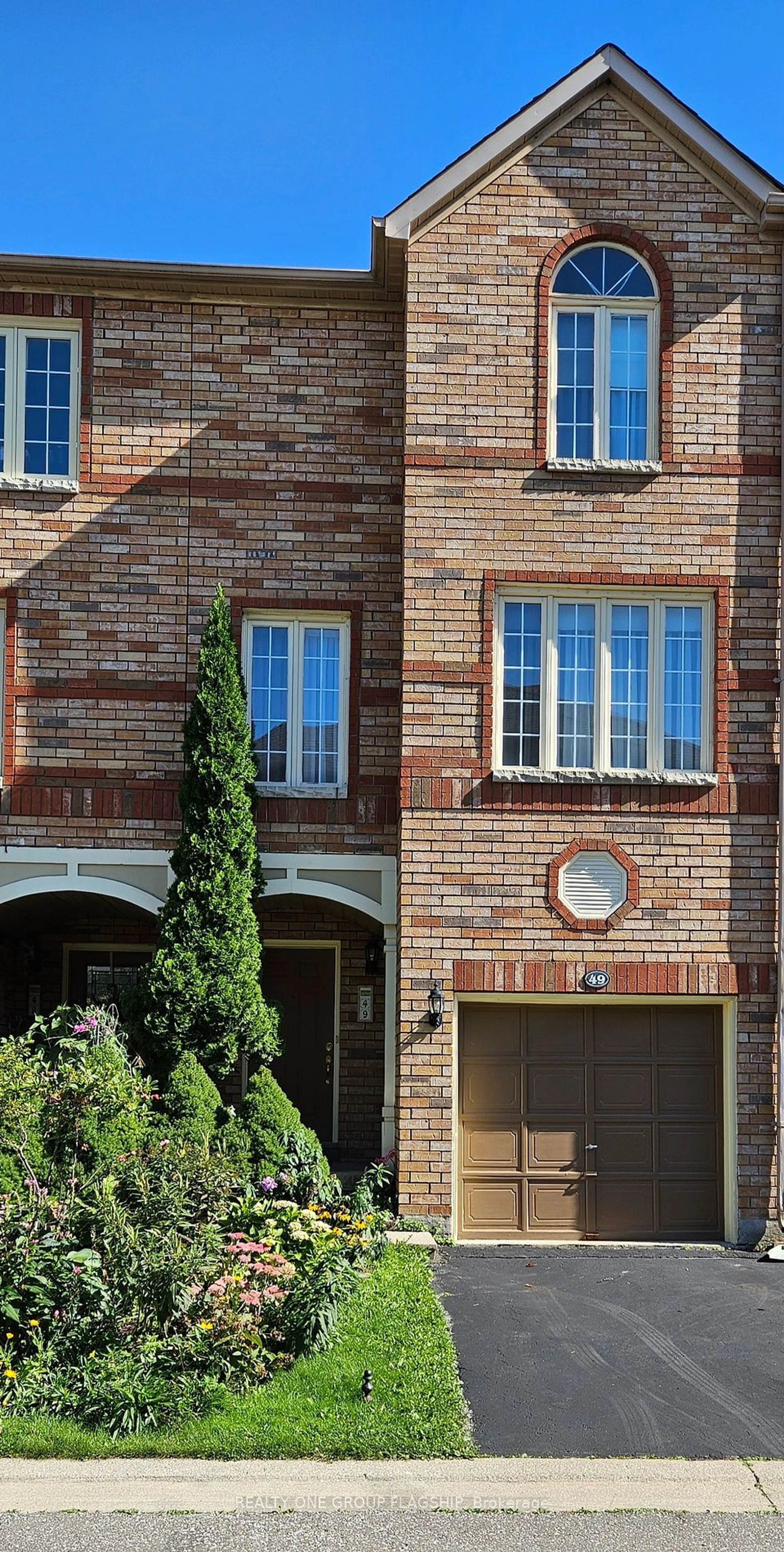 Home with brick exterior material for 49 Guildpark Ptwy, Toronto Ontario M1J 3P1