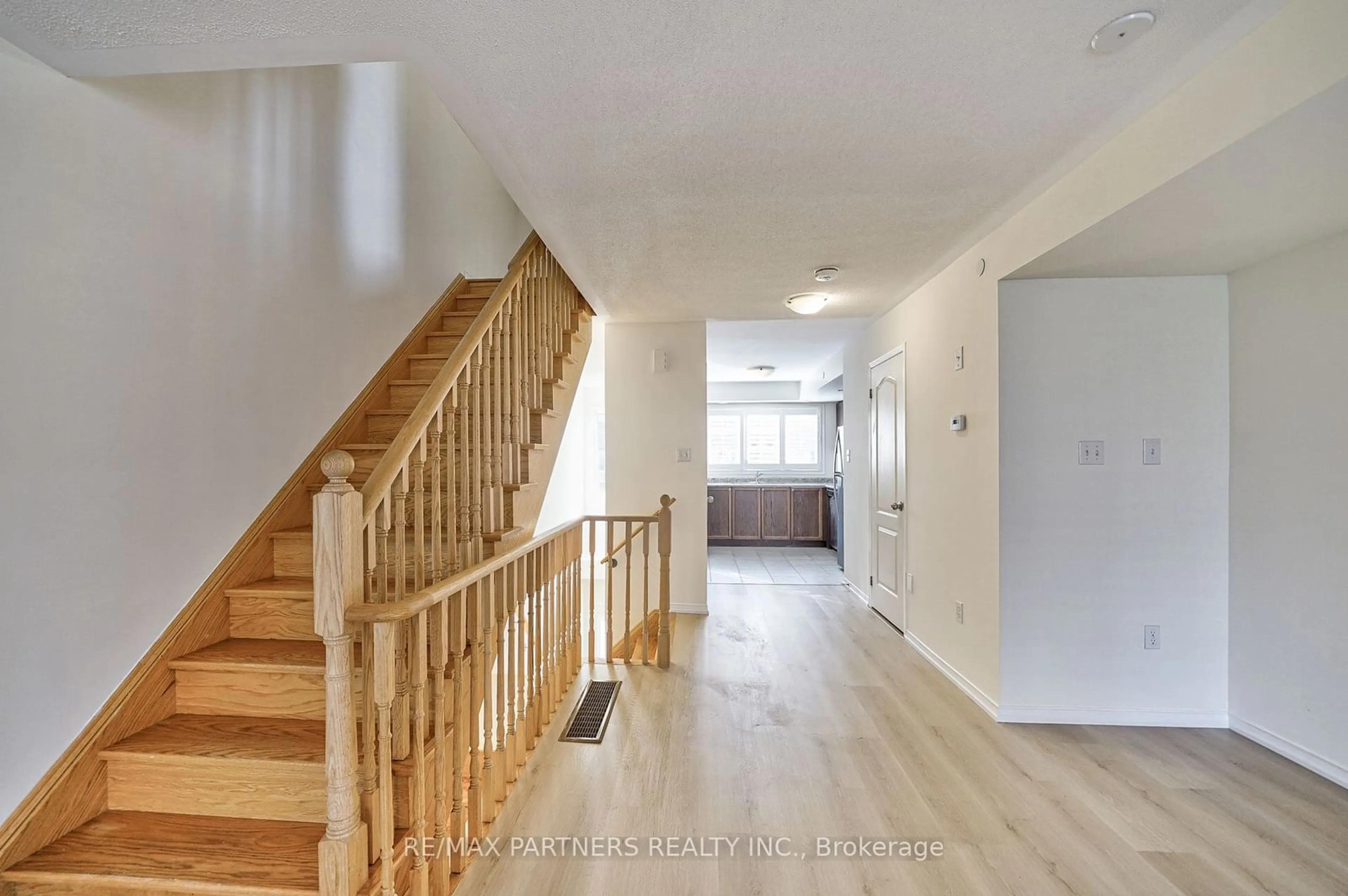 Indoor foyer for 2615 Eaglesham Path, Oshawa Ontario L1L 0M7