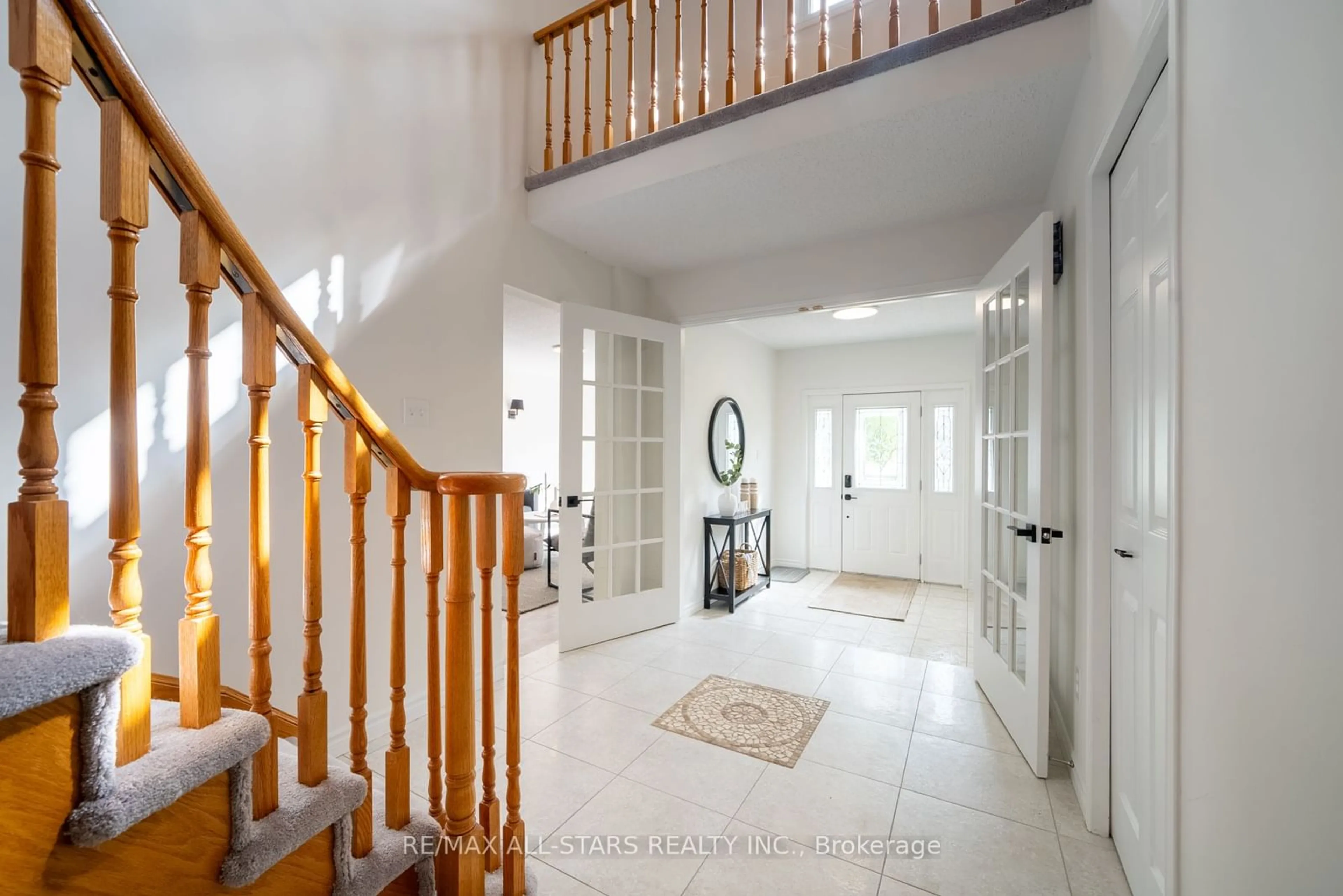 Indoor foyer, wood floors for 5 Edinborough Ave, Scugog Ontario L9L 1N8