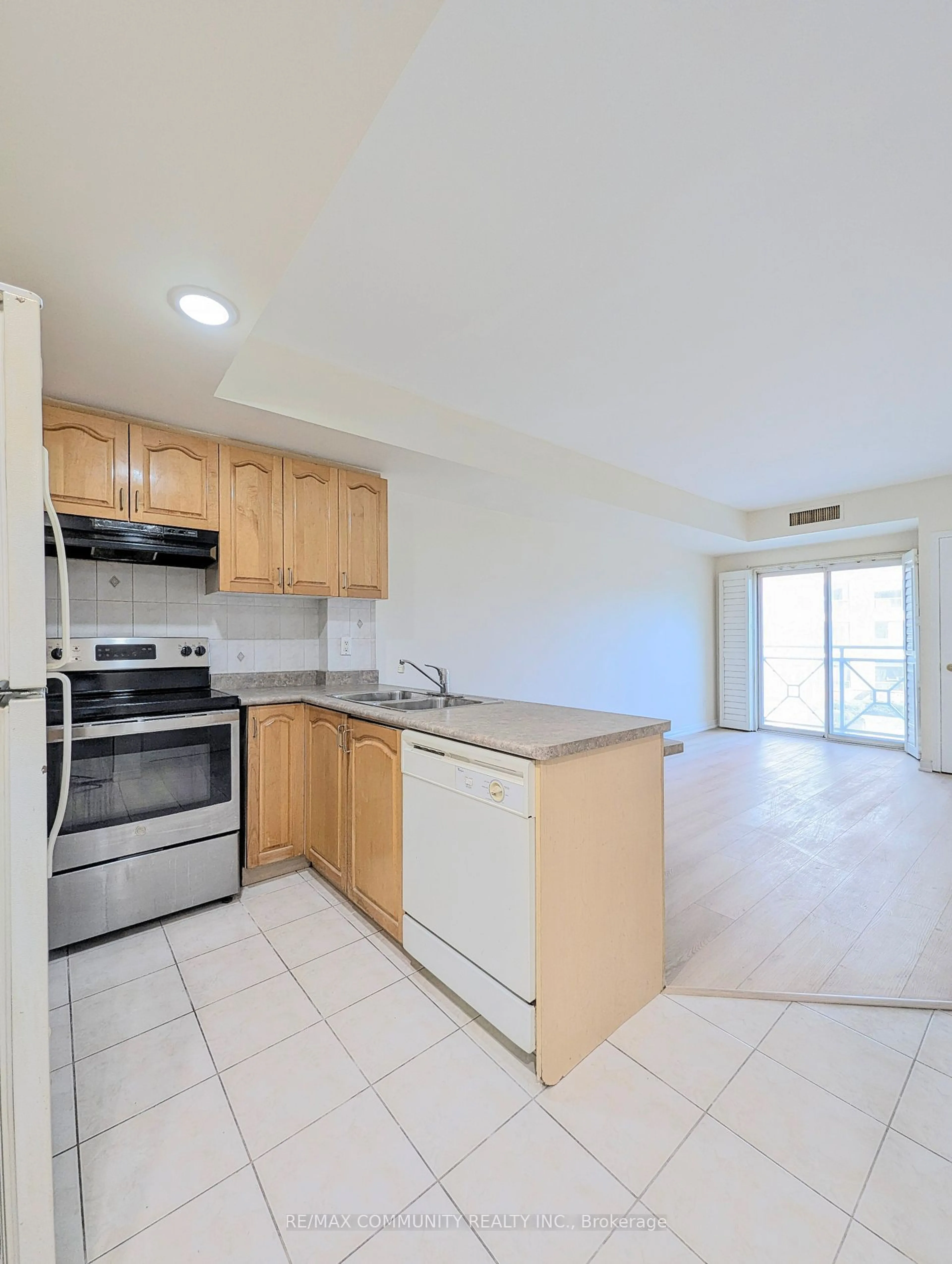 Standard kitchen for 2351 Kennedy Rd #210, Toronto Ontario M1T 3G9