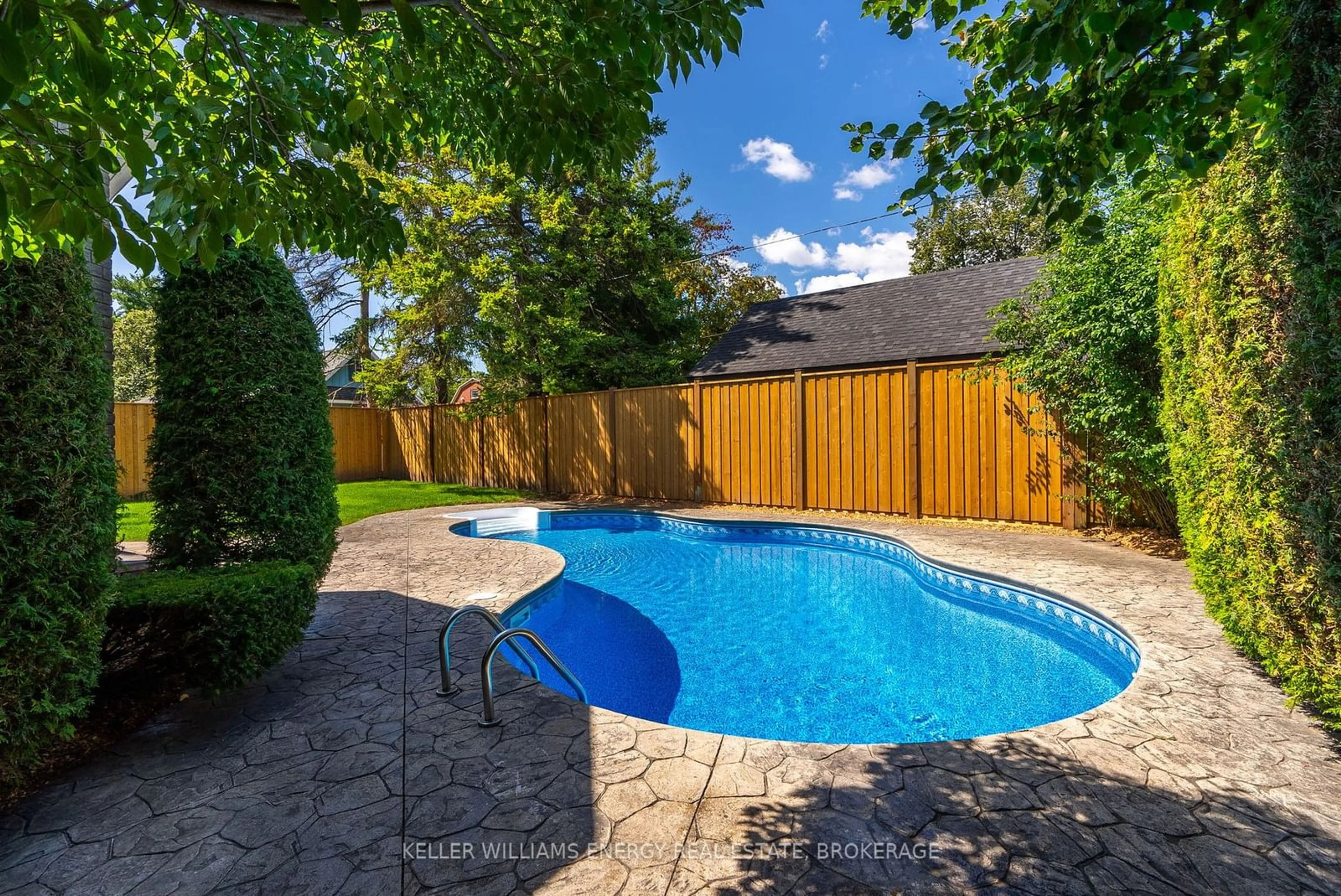 Indoor or outdoor pool for 418 Euclid St, Whitby Ontario L1N 5B8