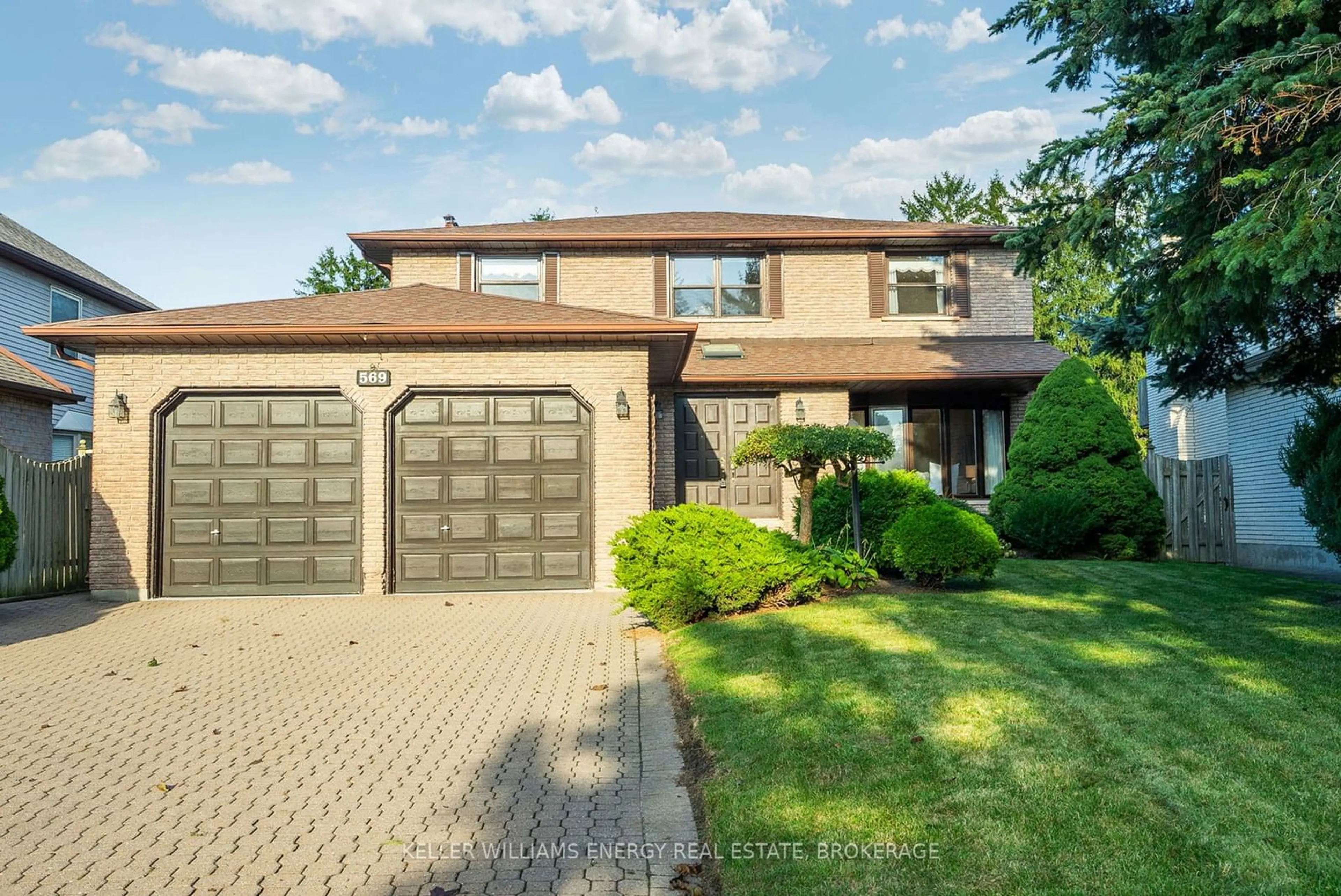 Frontside or backside of a home, the street view for 569 Prestwick Dr, Oshawa Ontario L1J 7P4