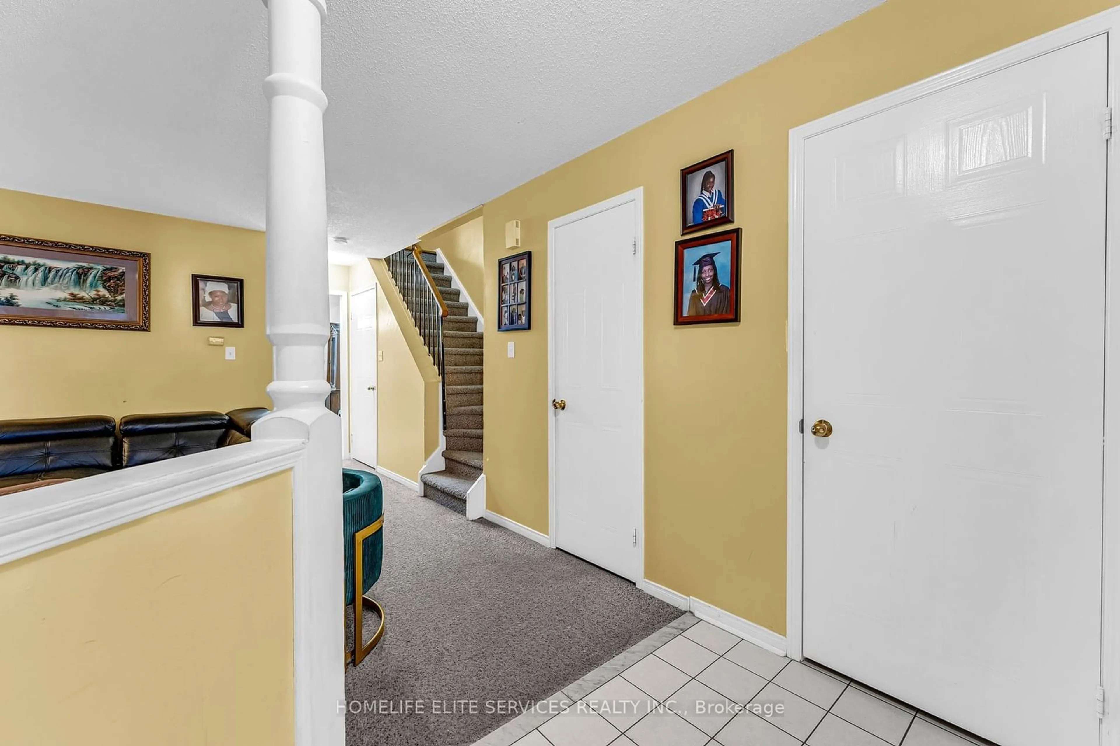 Indoor foyer, carpet floors for 15 Lenthall Ave, Toronto Ontario M1B 2C7