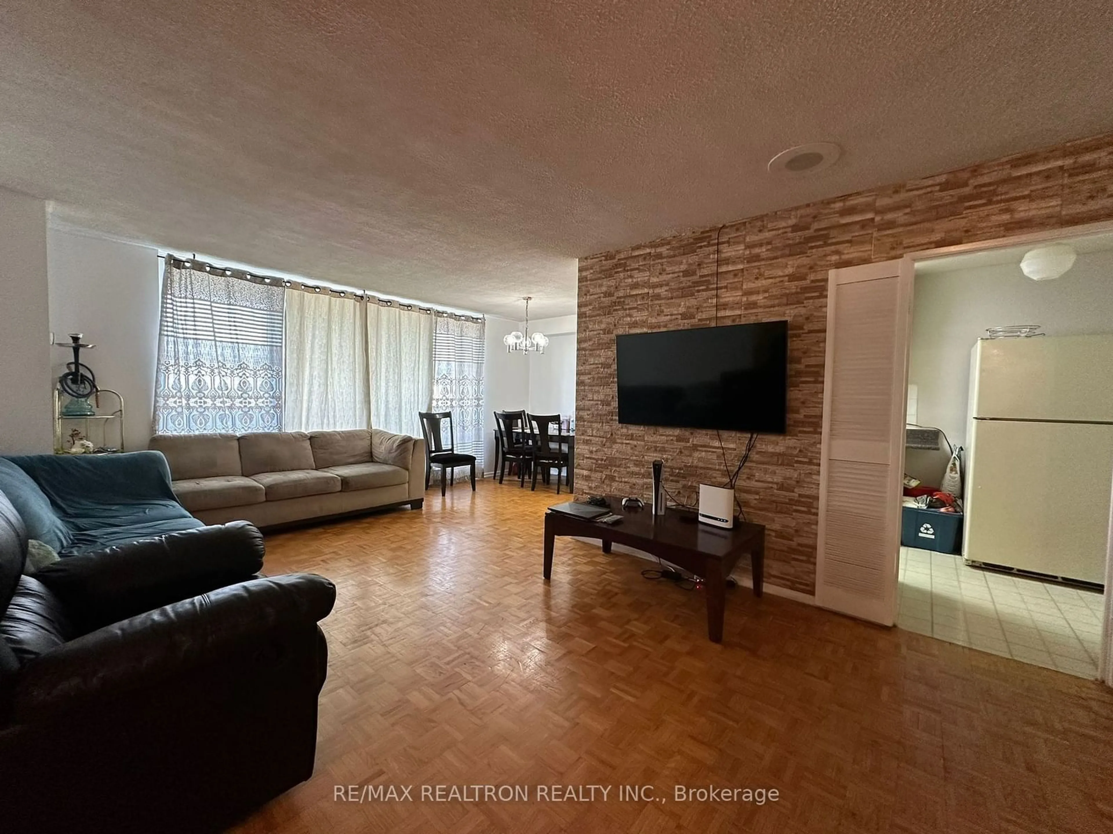 Living room for 100 Prudential Dr #808, Toronto Ontario M1P 4V4