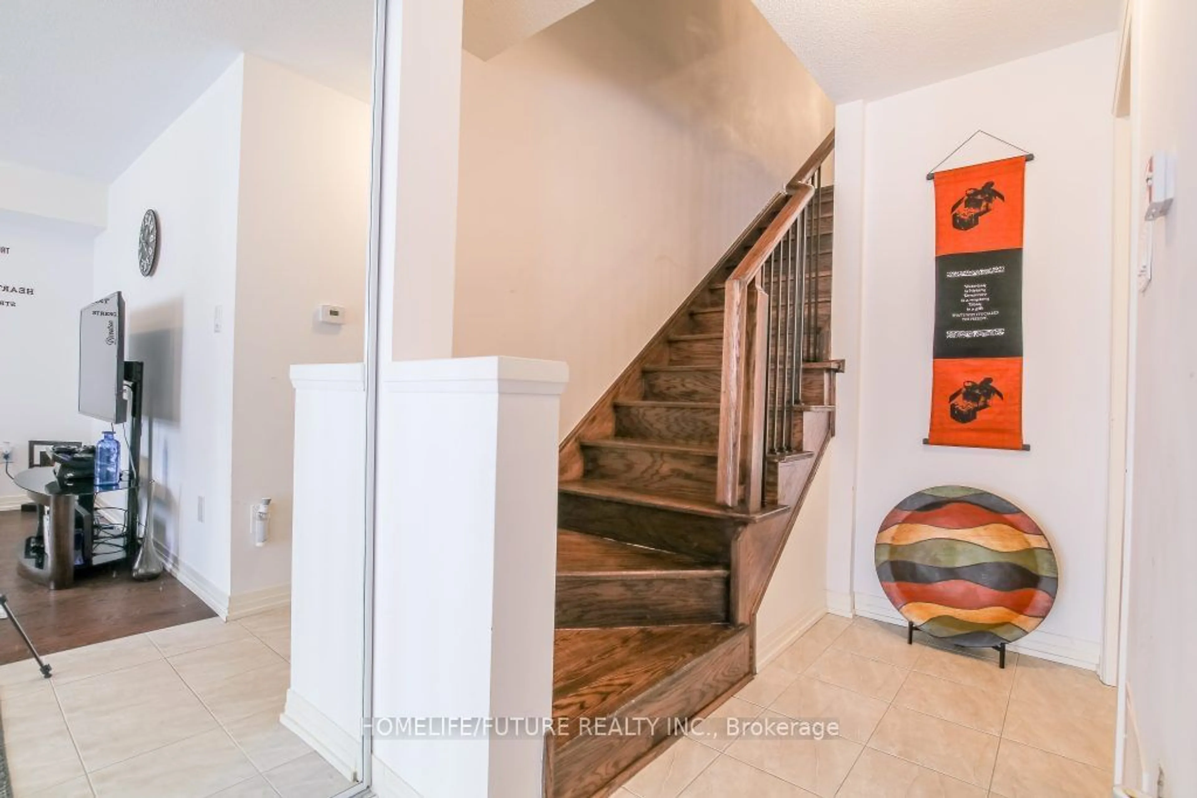 Indoor entryway, wood floors for 31 Prince William Blvd, Clarington Ontario L1C 7E5