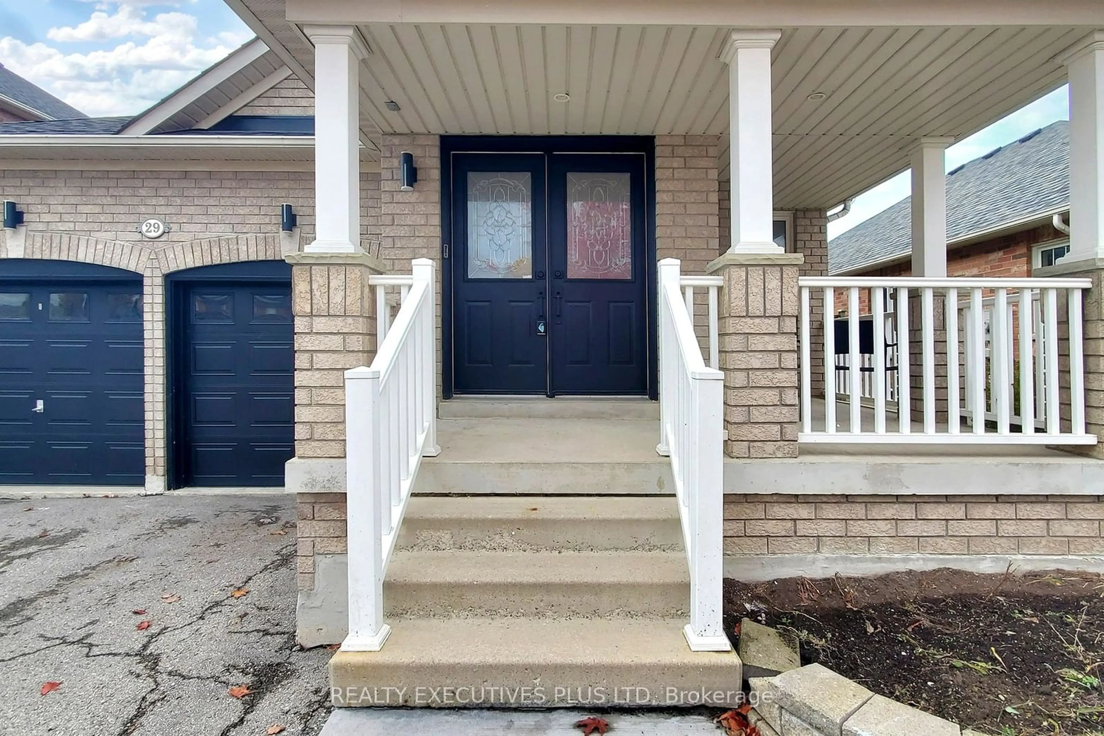 Indoor entryway, wood floors for 29 Pardon Ave, Whitby Ontario L1P 1V1