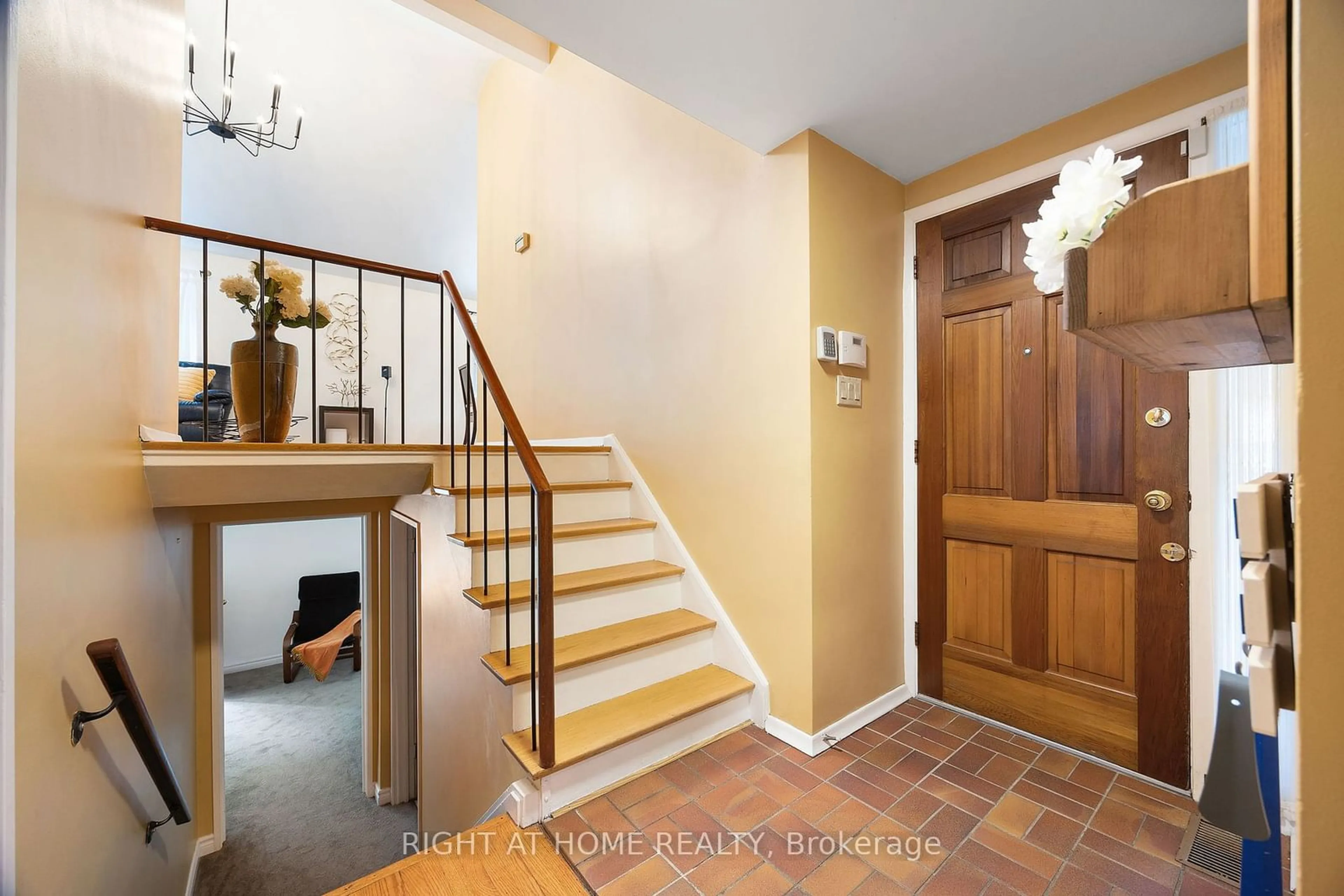 Indoor foyer for 71 Botany Hill Rd, Toronto Ontario M1G 3K4