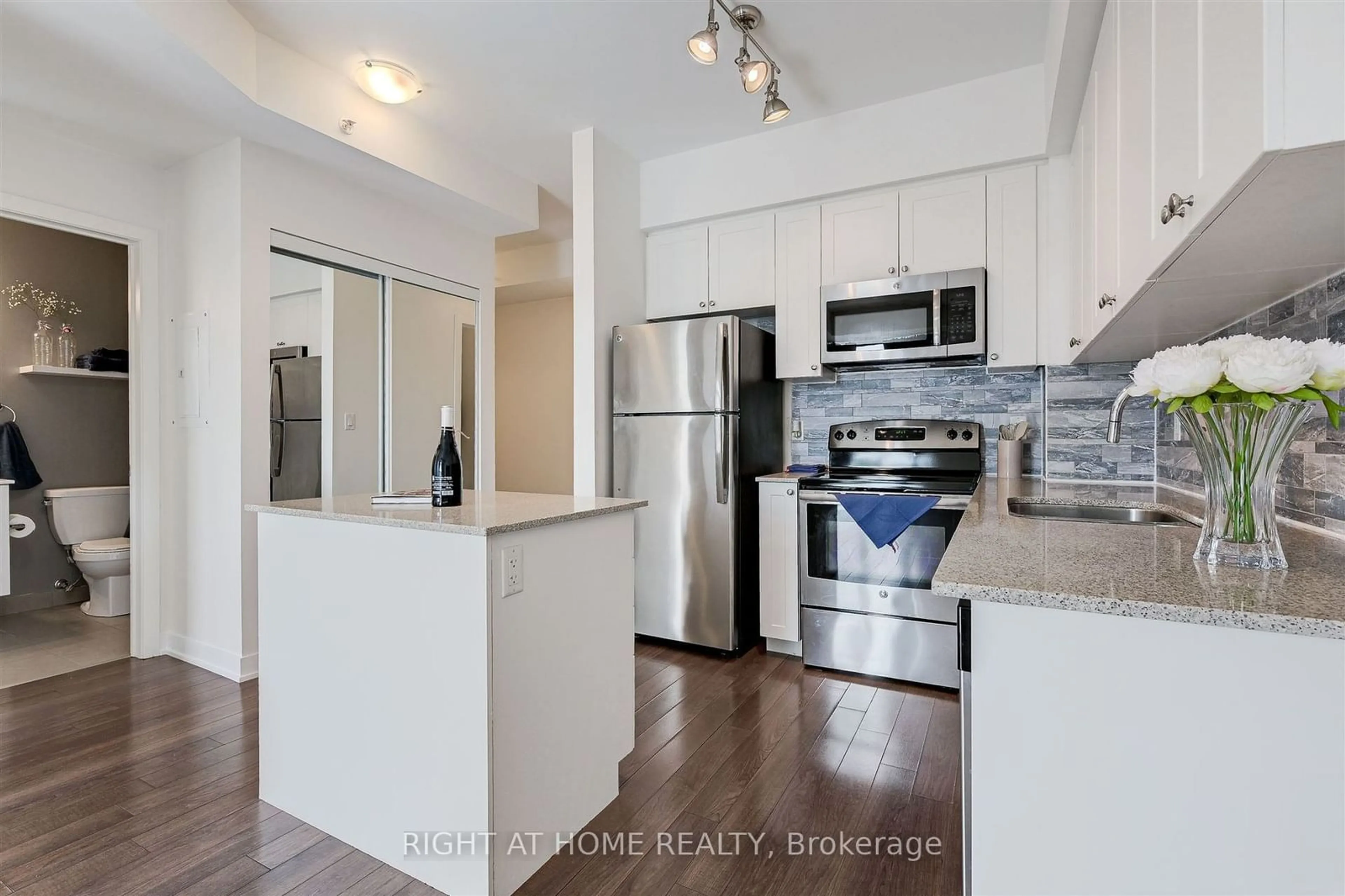 Standard kitchen for 3560 St. Clair Ave #418, Toronto Ontario M1K 0A9