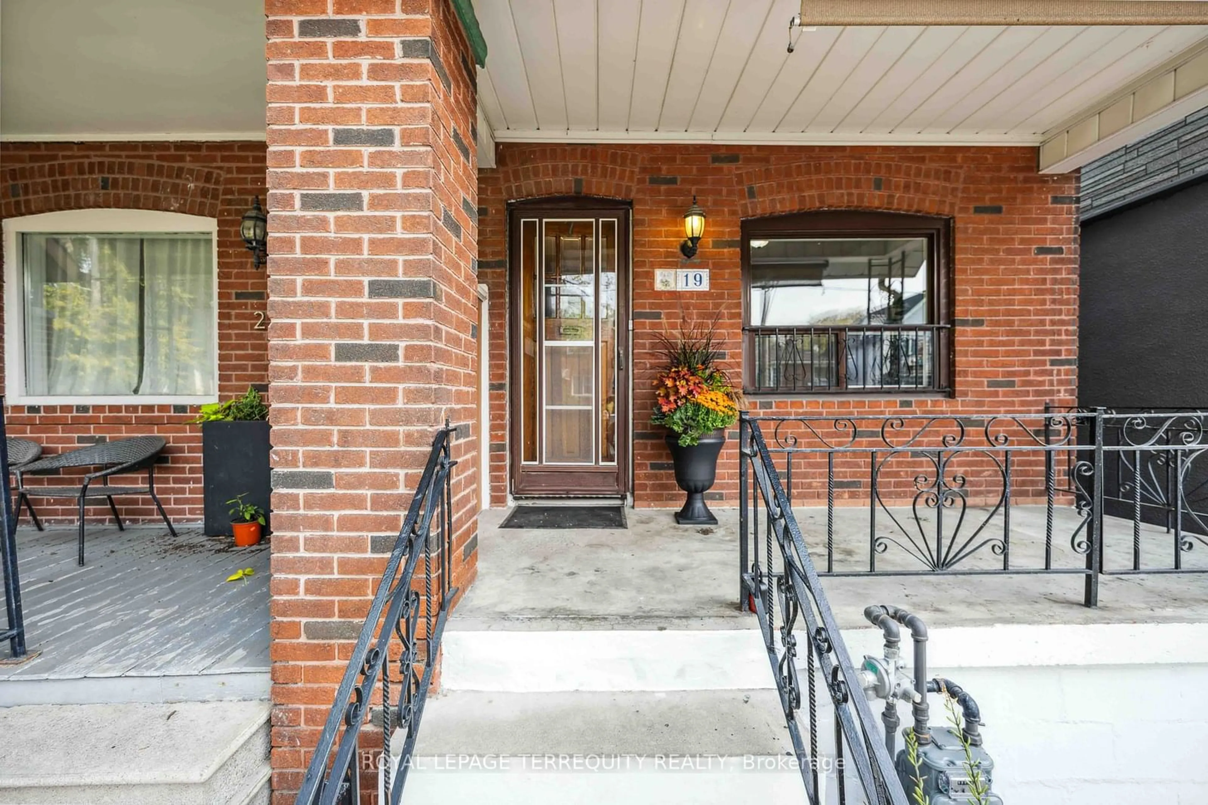 Indoor entryway, wood floors for 19 Curzon St, Toronto Ontario M4M 3B3