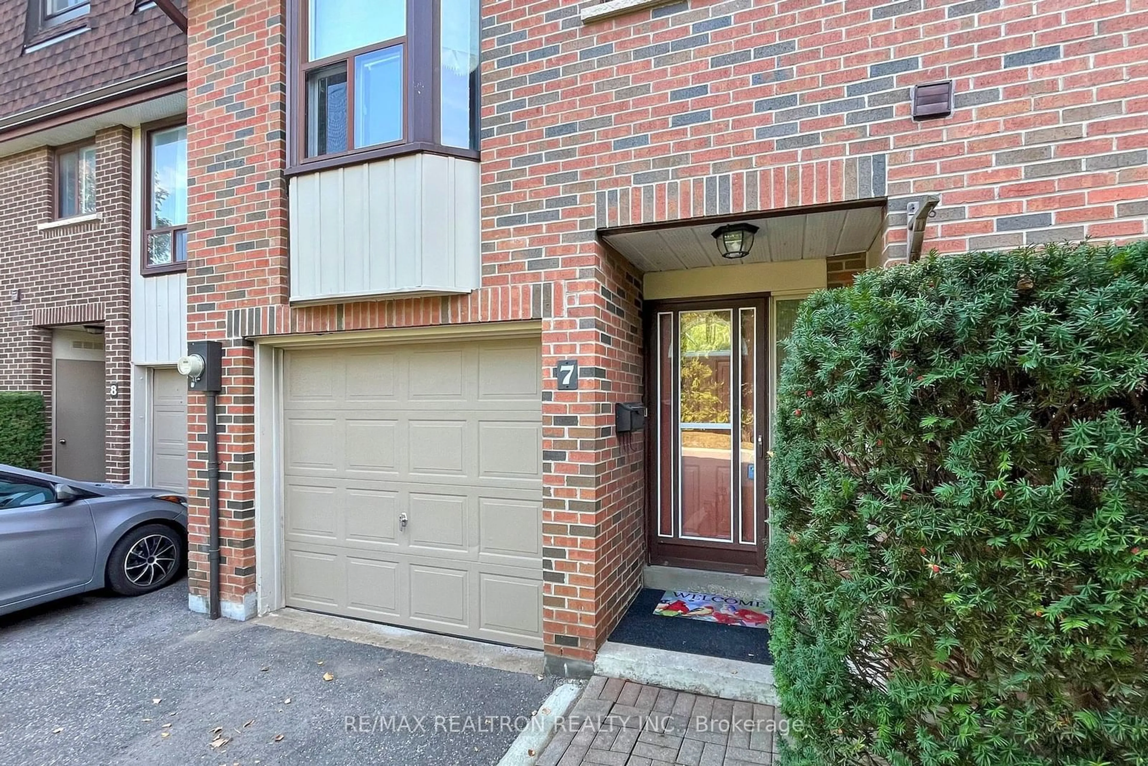 A pic from exterior of the house or condo, the street view for 225 Jeffery St #7, Whitby Ontario L1N 6E4