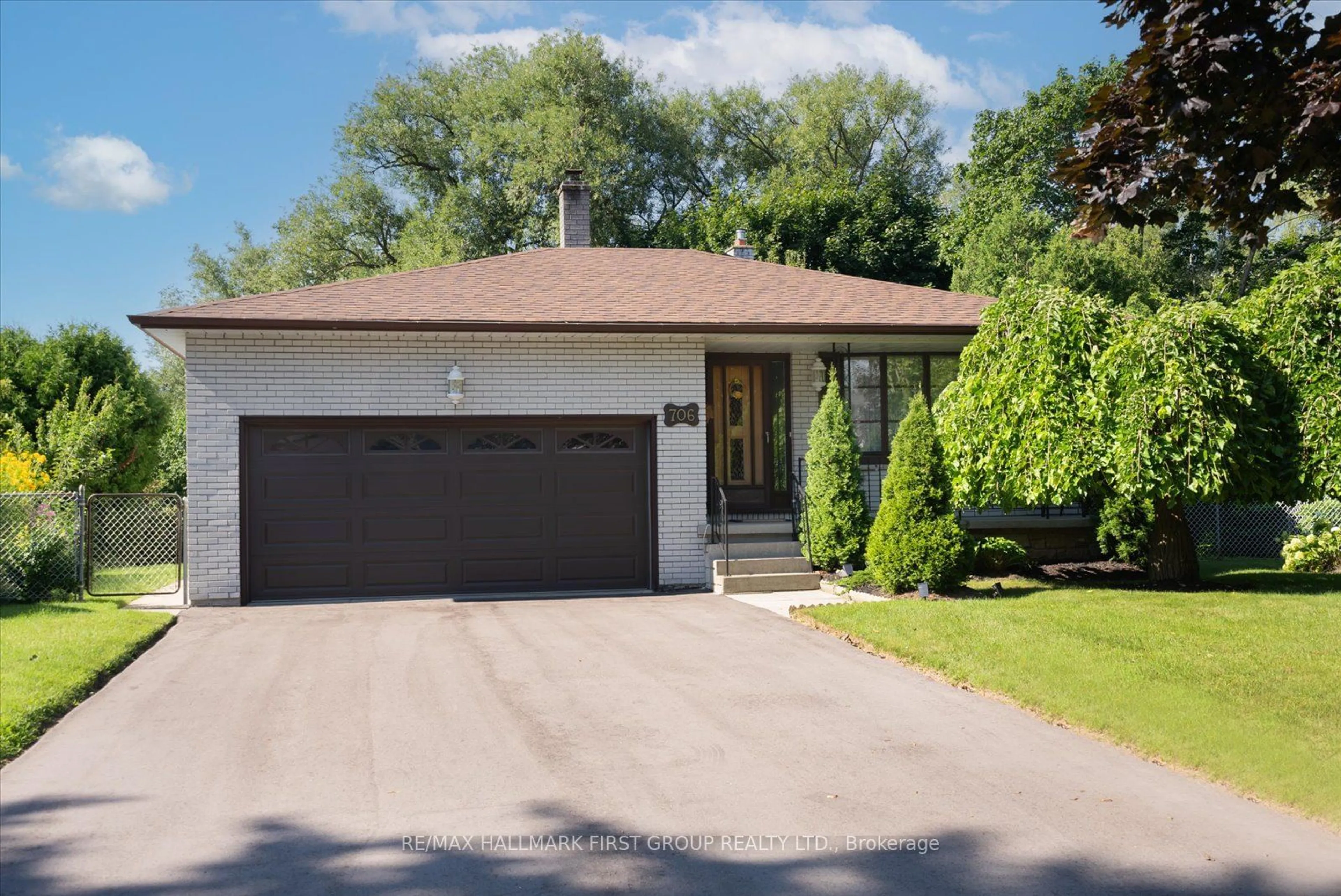 Frontside or backside of a home for 706 Tulip Crt, Oshawa Ontario L1G 3C6