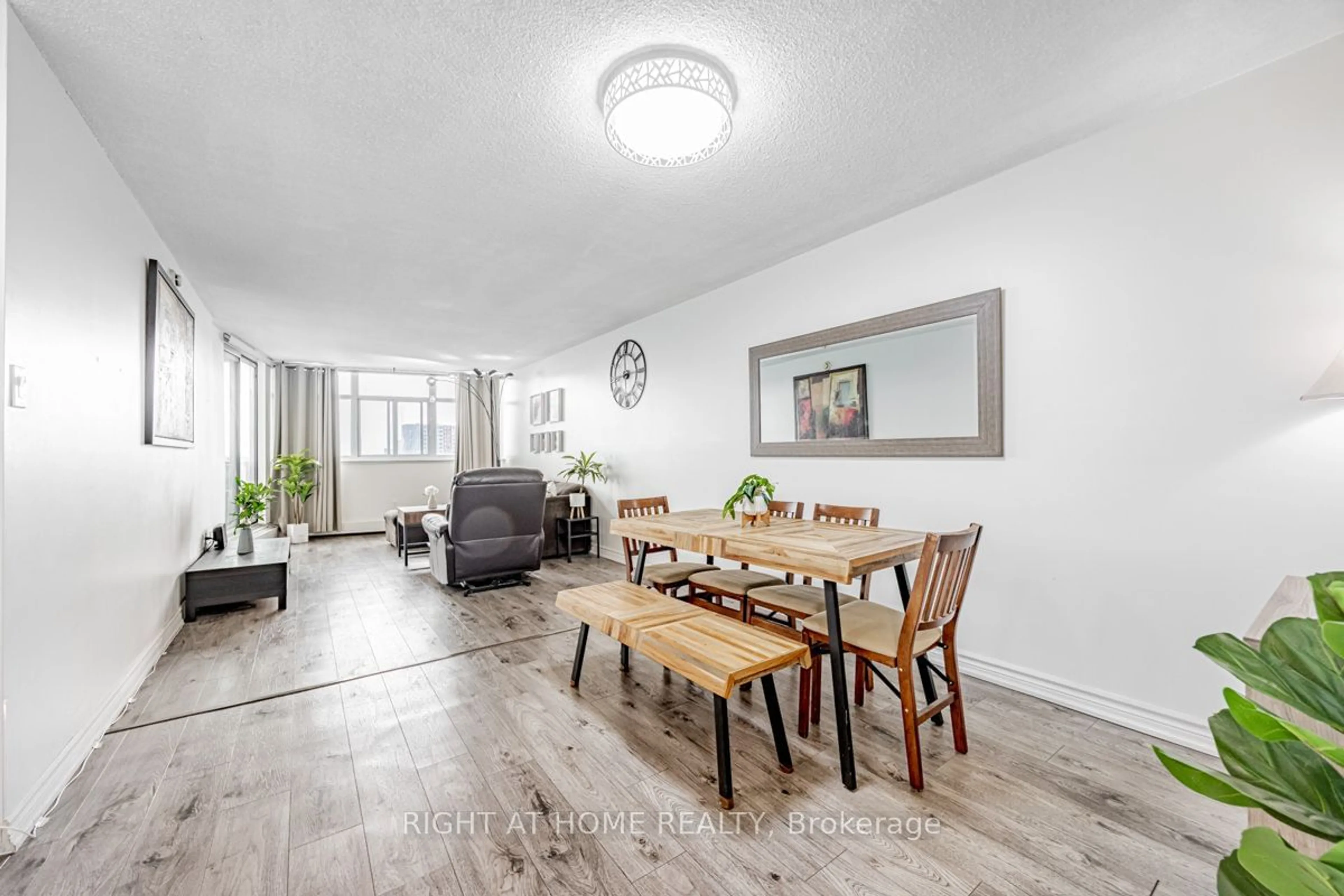 Dining room for 2050 Bridletowne Circ #911, Toronto Ontario M1W 2V5