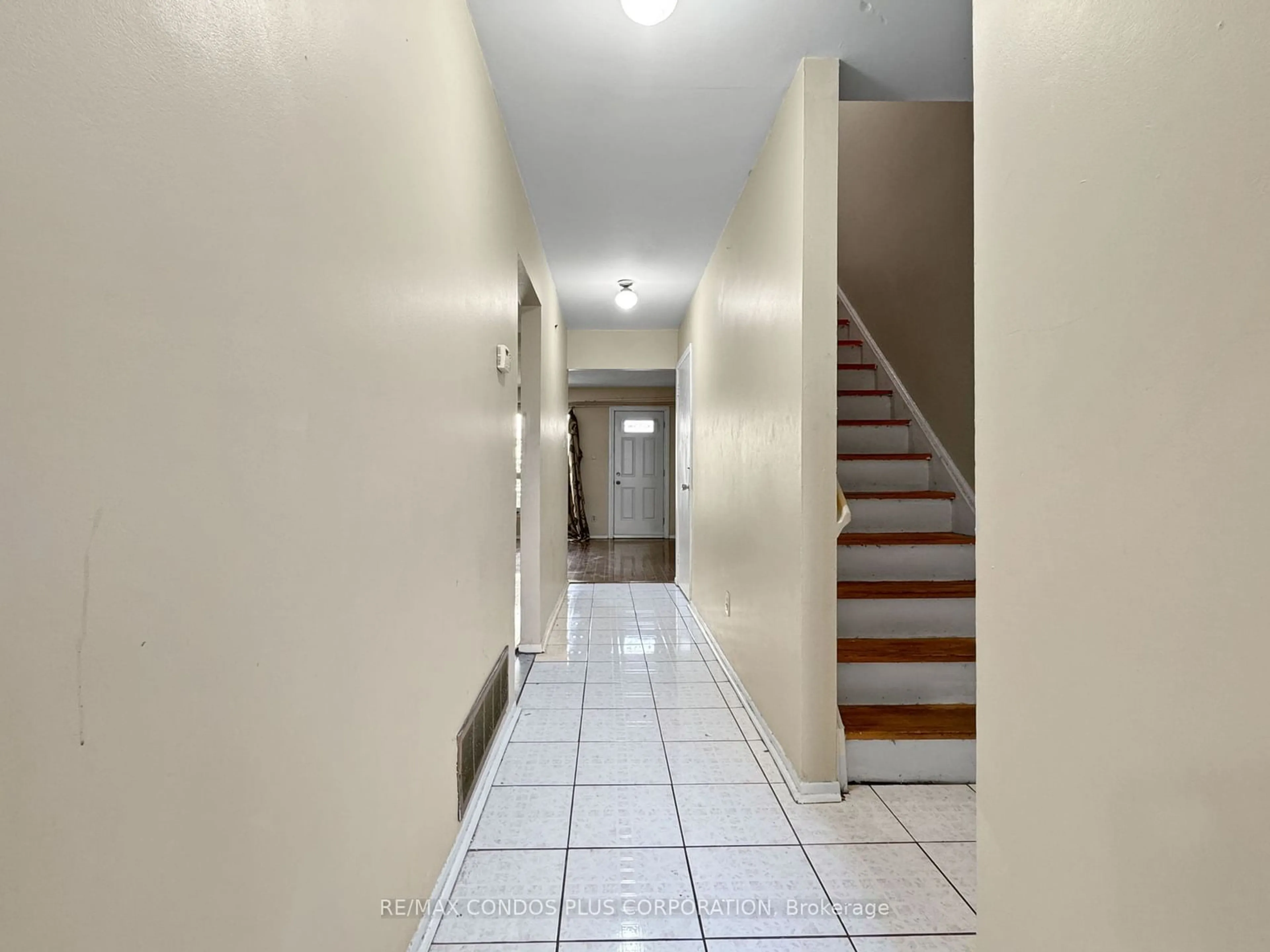 Indoor foyer for 68 Burkwood Cres, Toronto Ontario M1B 1P1