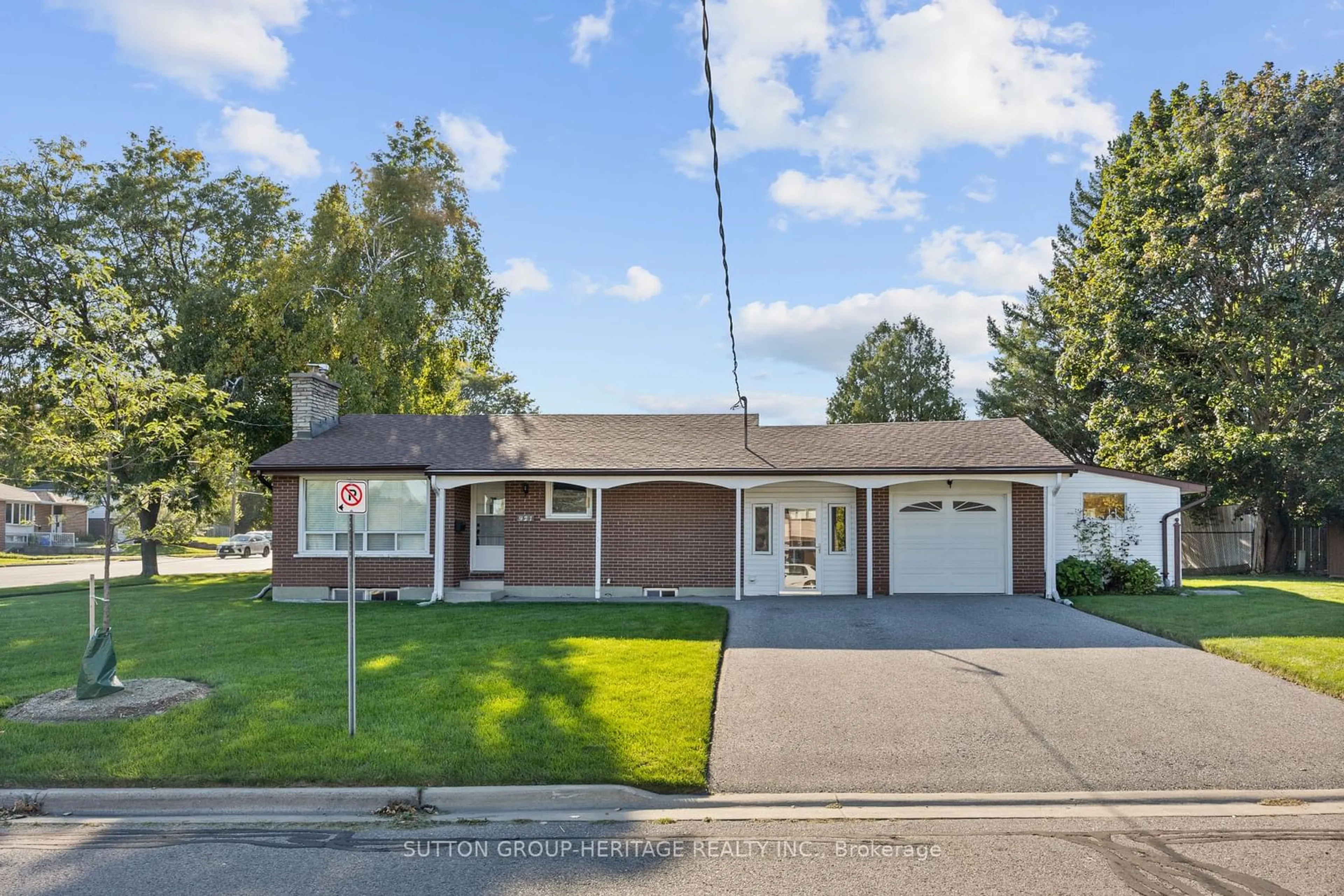 Frontside or backside of a home, the street view for 921 Florell Dr, Oshawa Ontario L1H 6W3