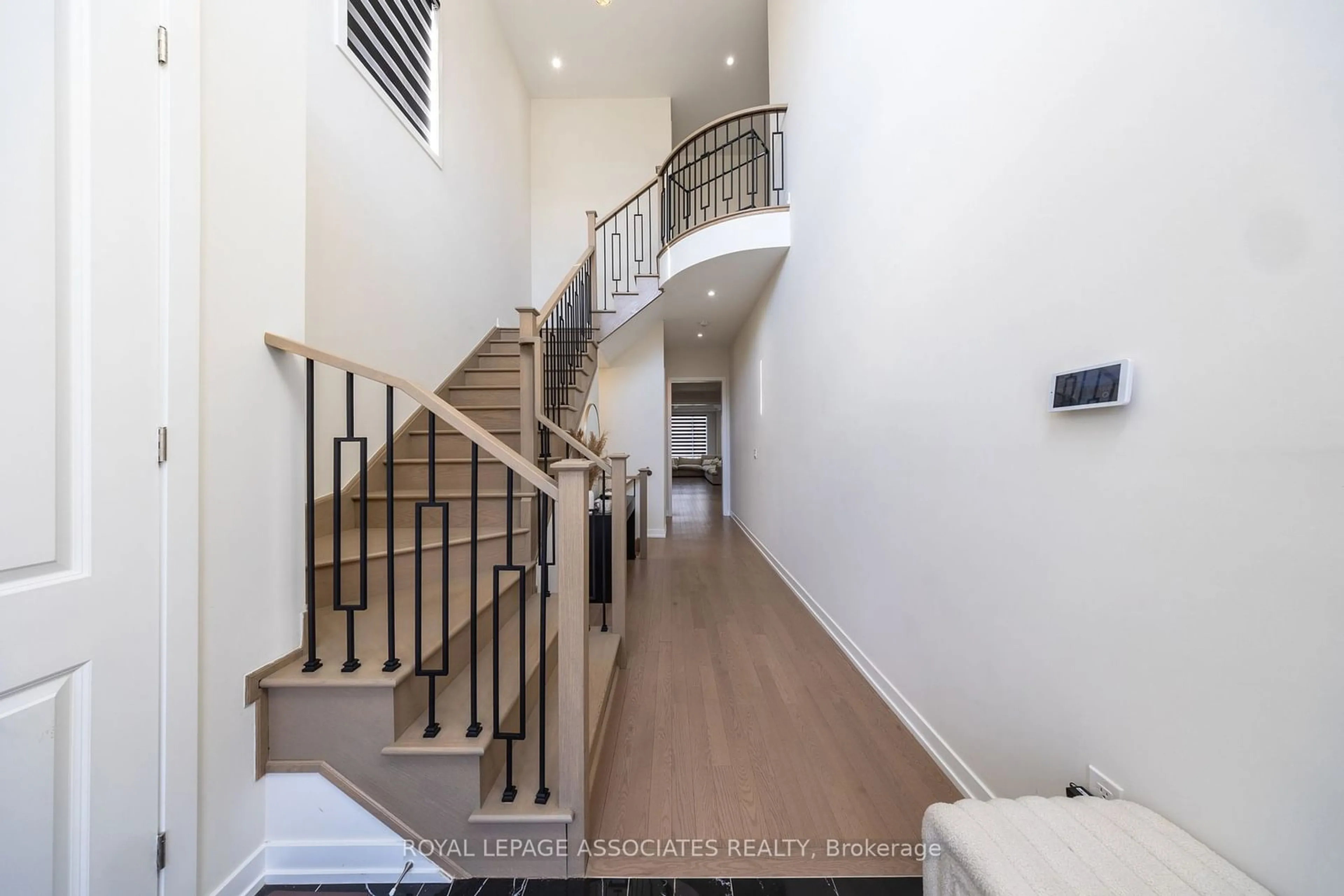 Indoor foyer for 400 Finch Ave #38, Pickering Ontario L1V 1H8