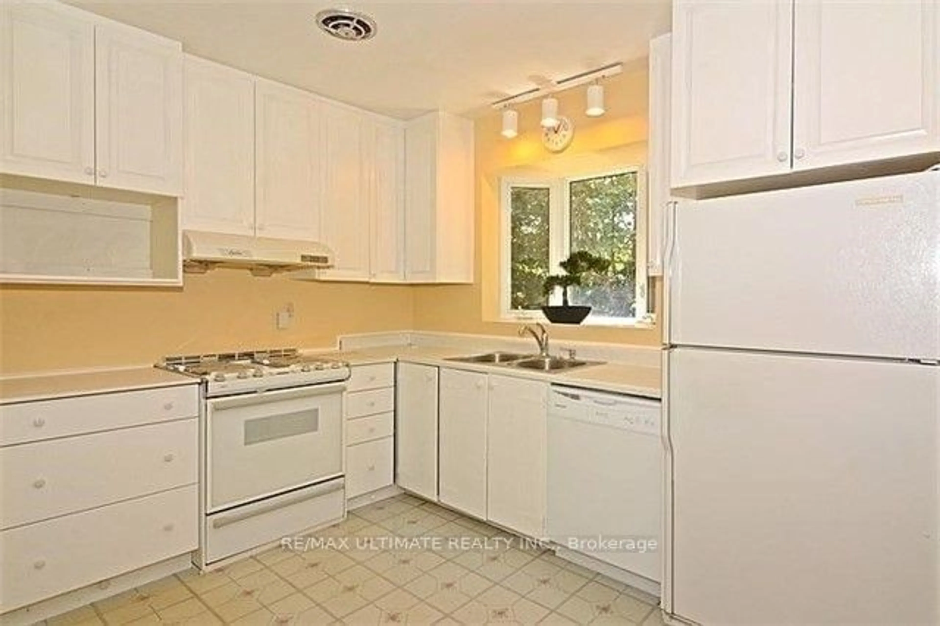 Standard kitchen, wood floors, cottage for 71-73 Grace St, Toronto Ontario M1J 2M6