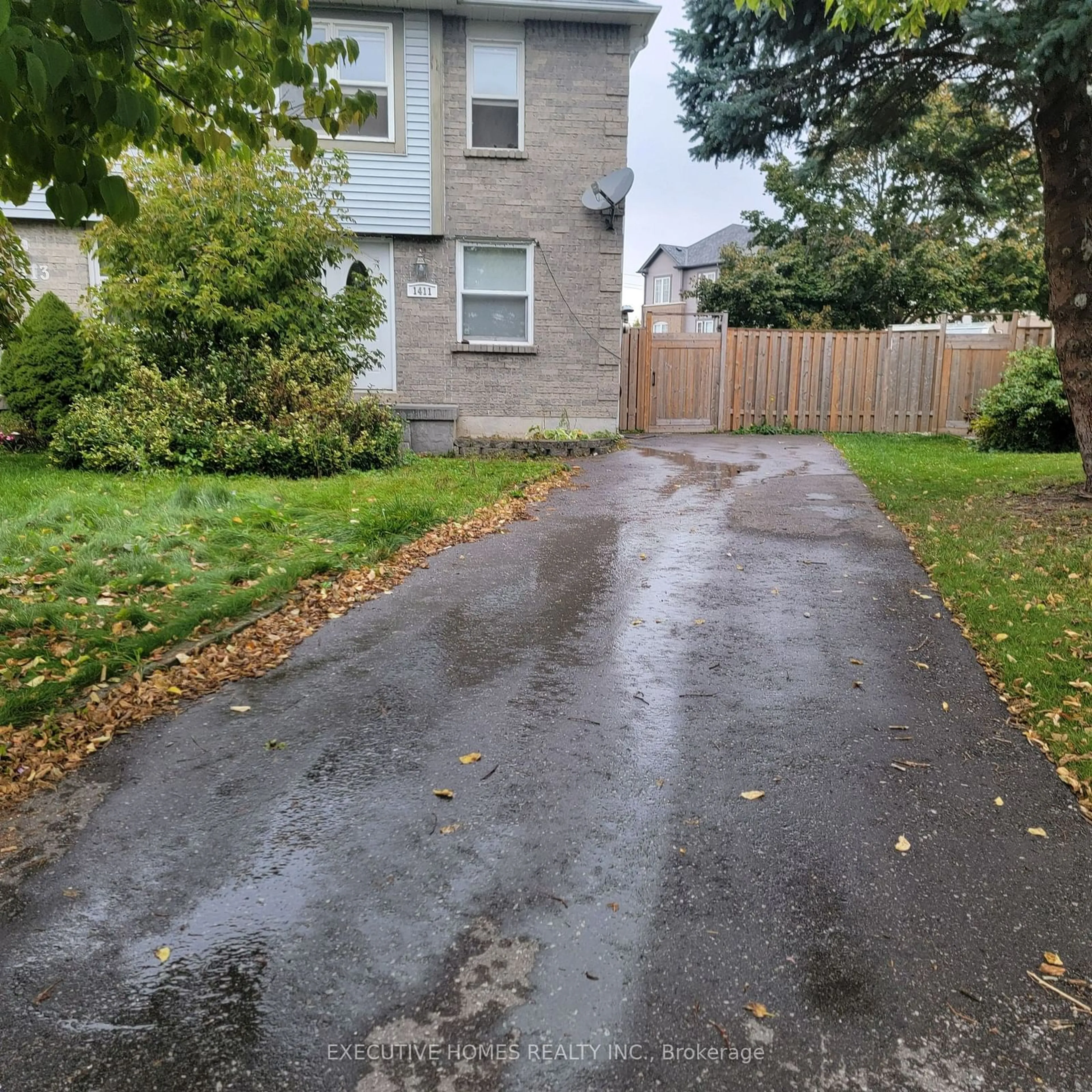 Frontside or backside of a home, the street view for 1411 Beaverbrook Crt, Oshawa Ontario L1J 8L1