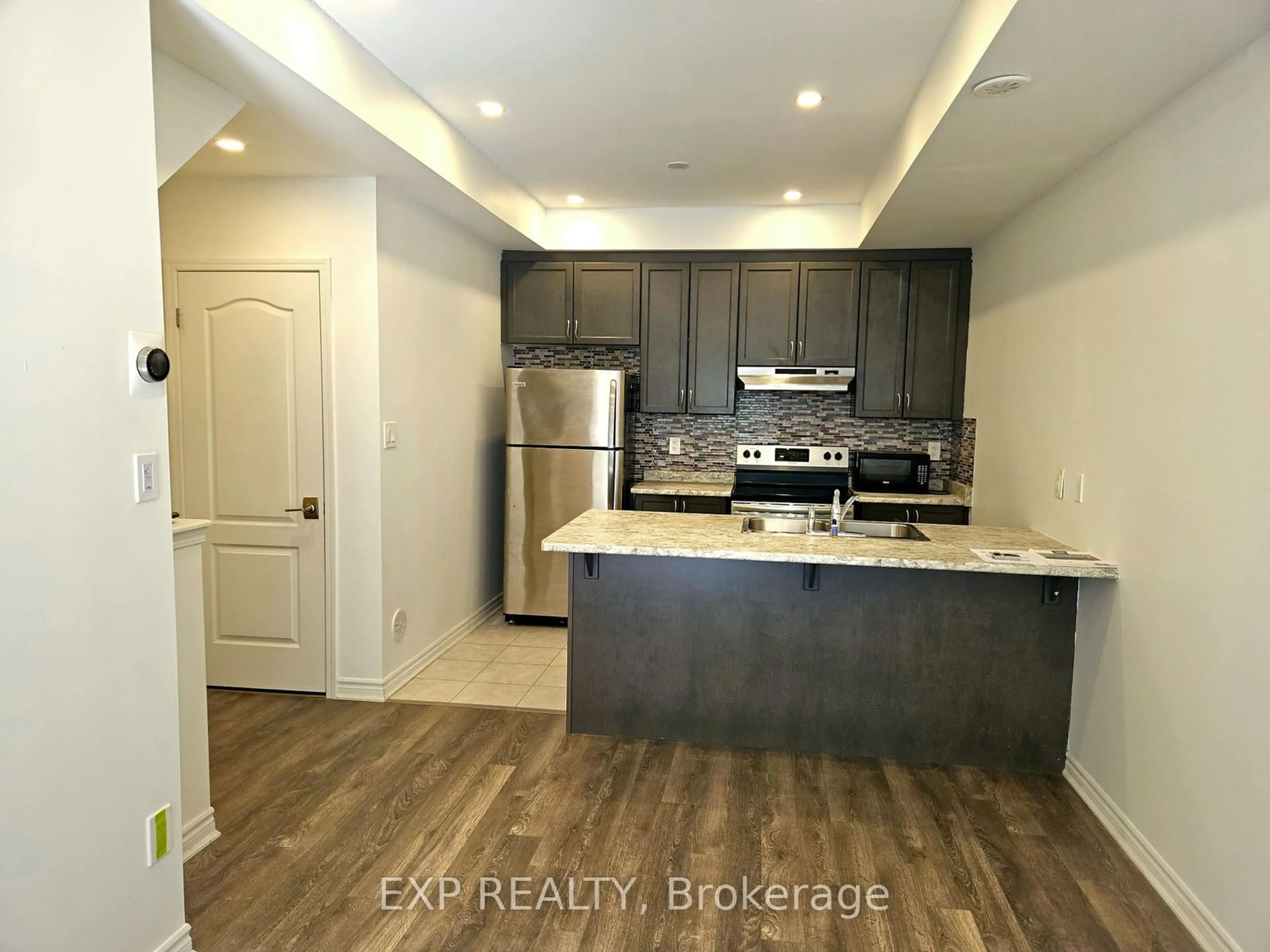 Open concept kitchen for 35 Heron Park Pl #12, Toronto Ontario M1E 0B8