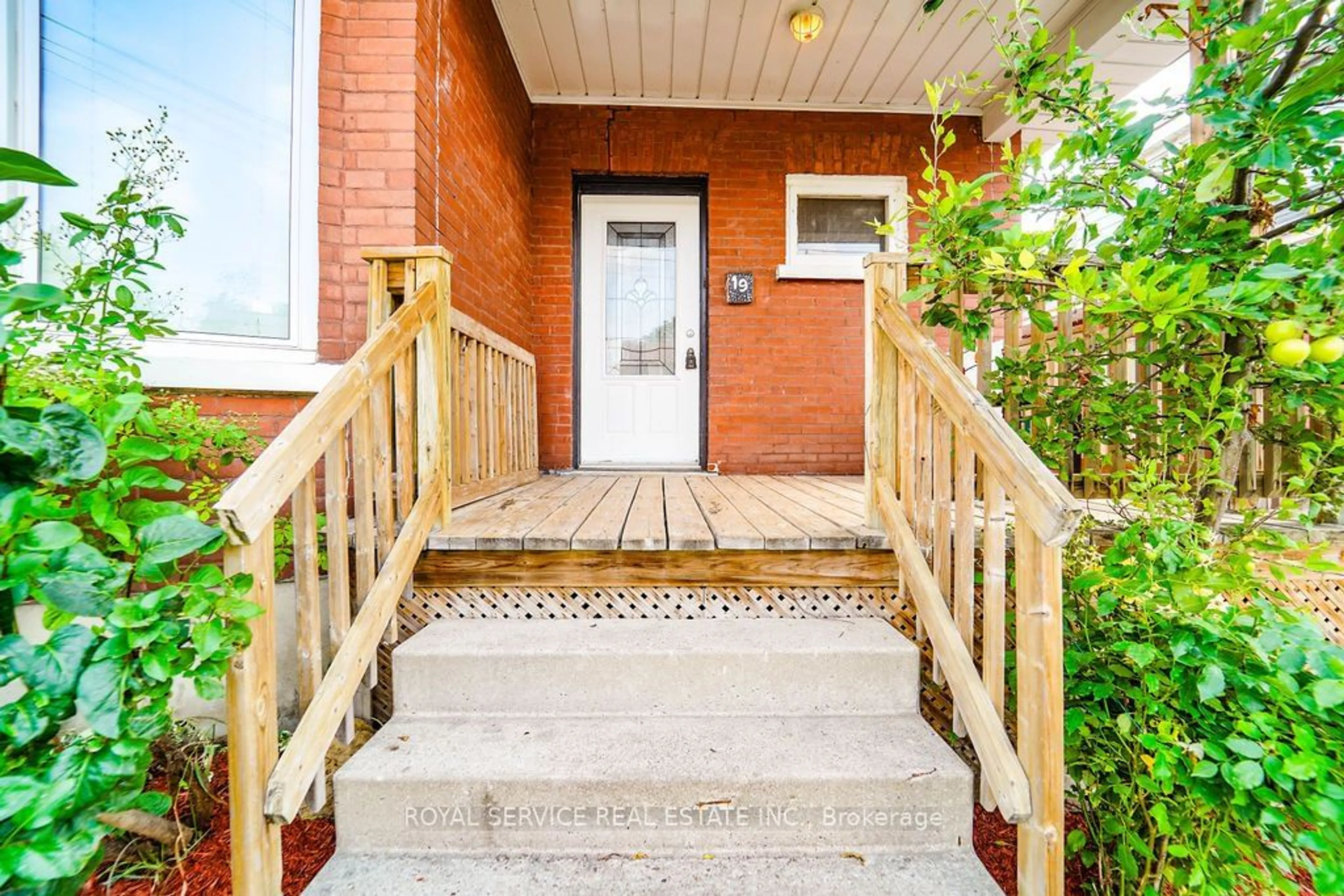 Indoor entryway, wood floors for 19 Ritson Rd, Oshawa Ontario L1H 5G7