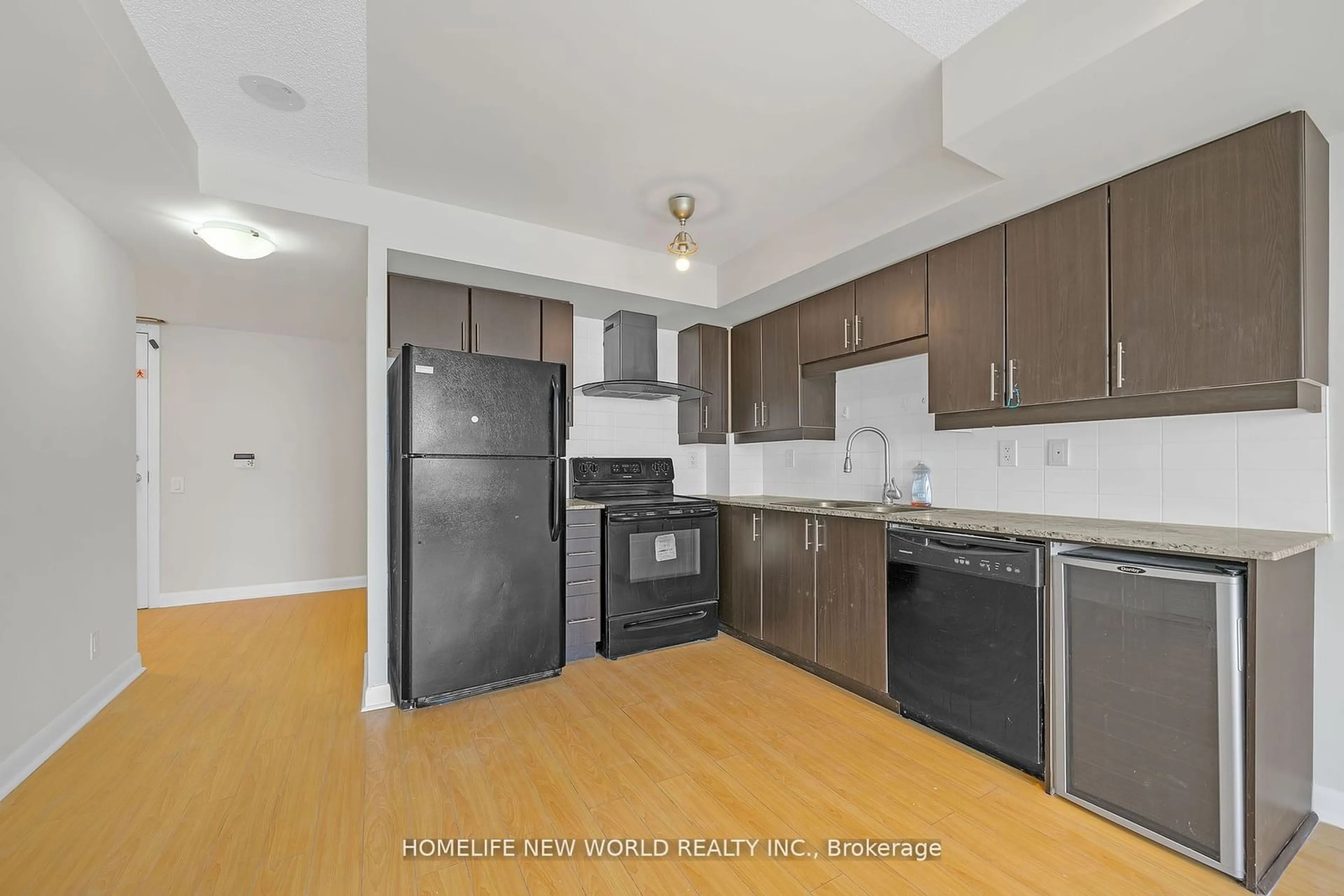 Standard kitchen, wood floors, cottage for 25 Town Centre Crt #1801, Toronto Ontario M1P 0B4