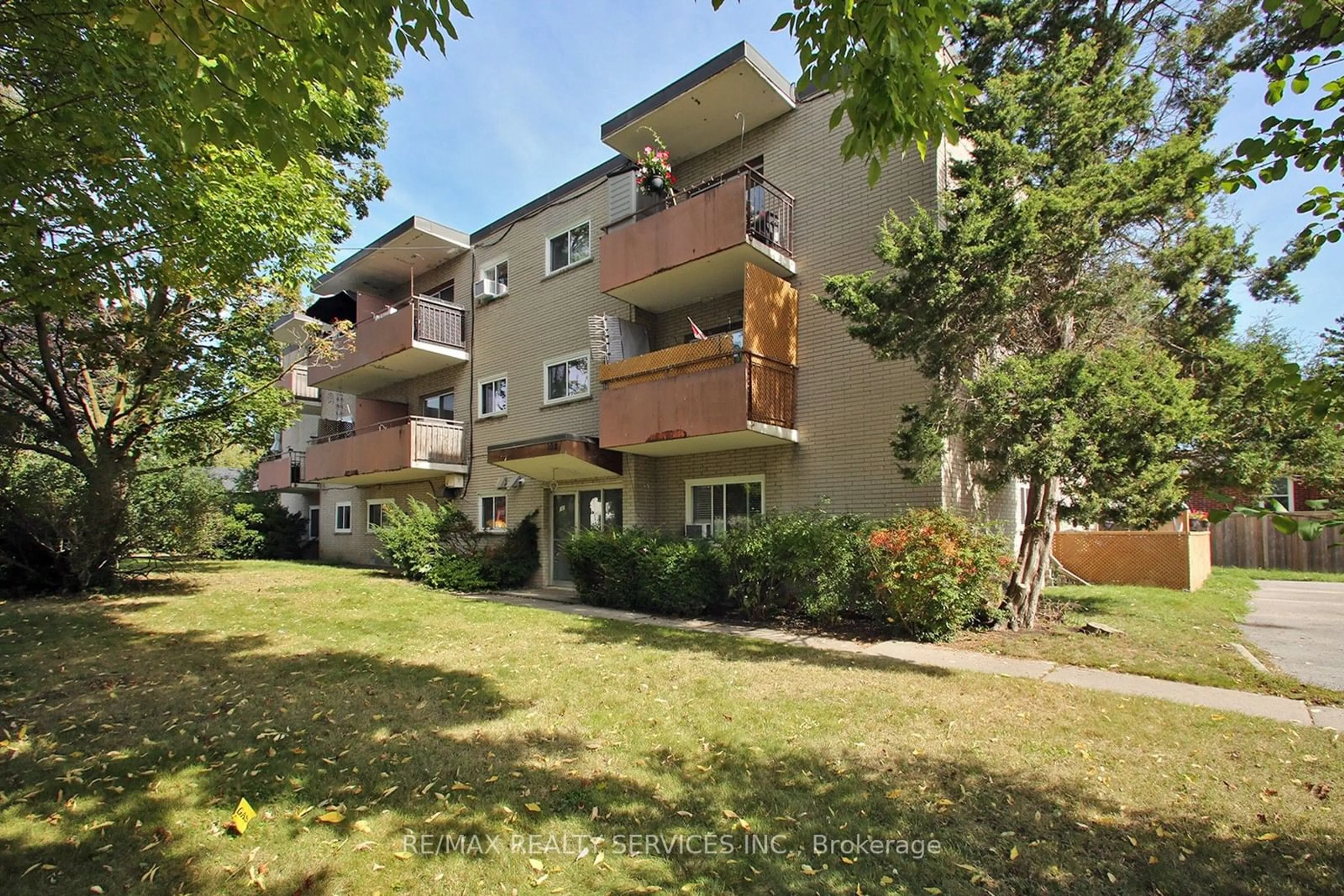 A pic from exterior of the house or condo, the front or back of building for 102 Front St, Whitby Ontario L1N 1A1