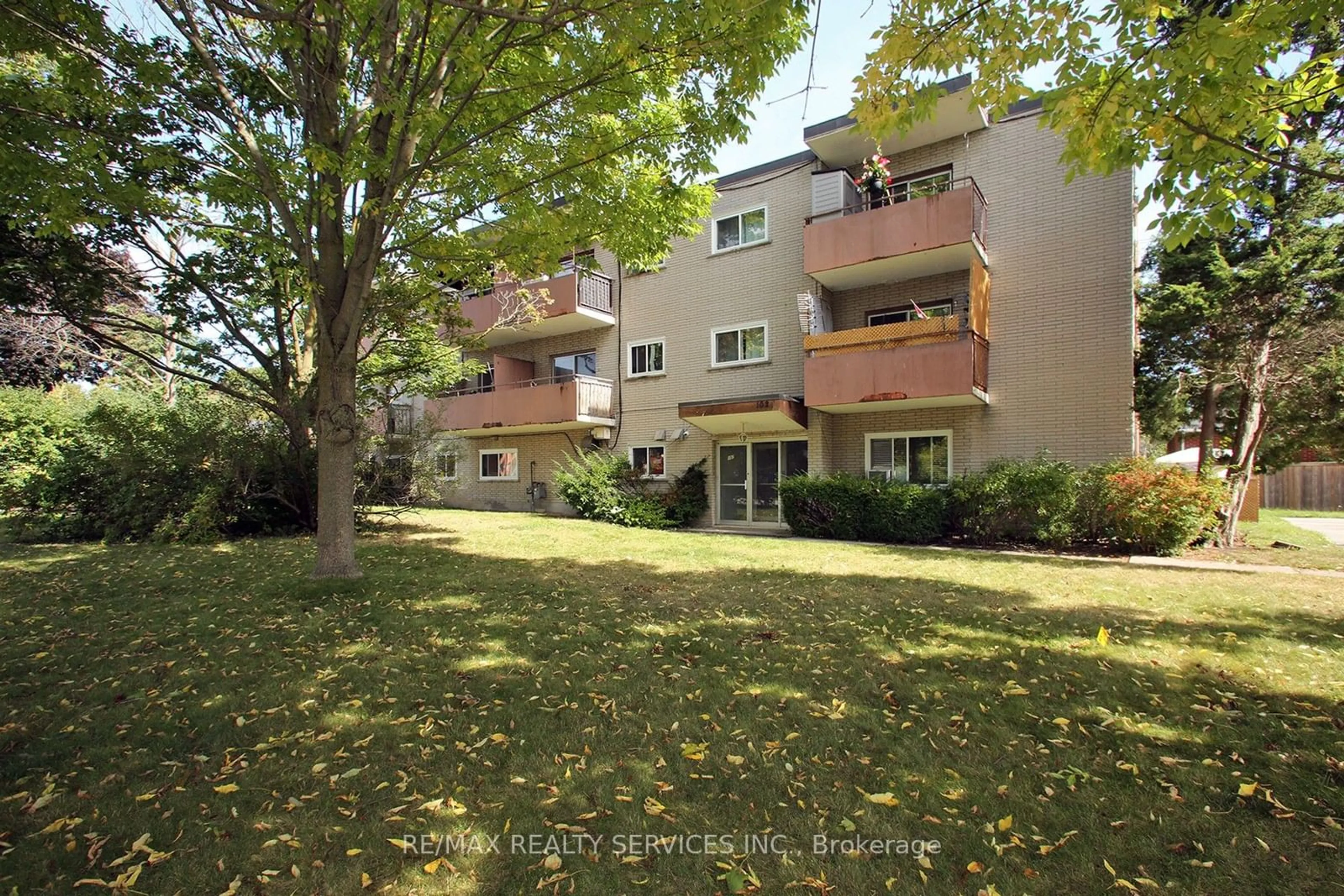 A pic from exterior of the house or condo, the front or back of building for 102 Front St, Whitby Ontario L1N 1A1