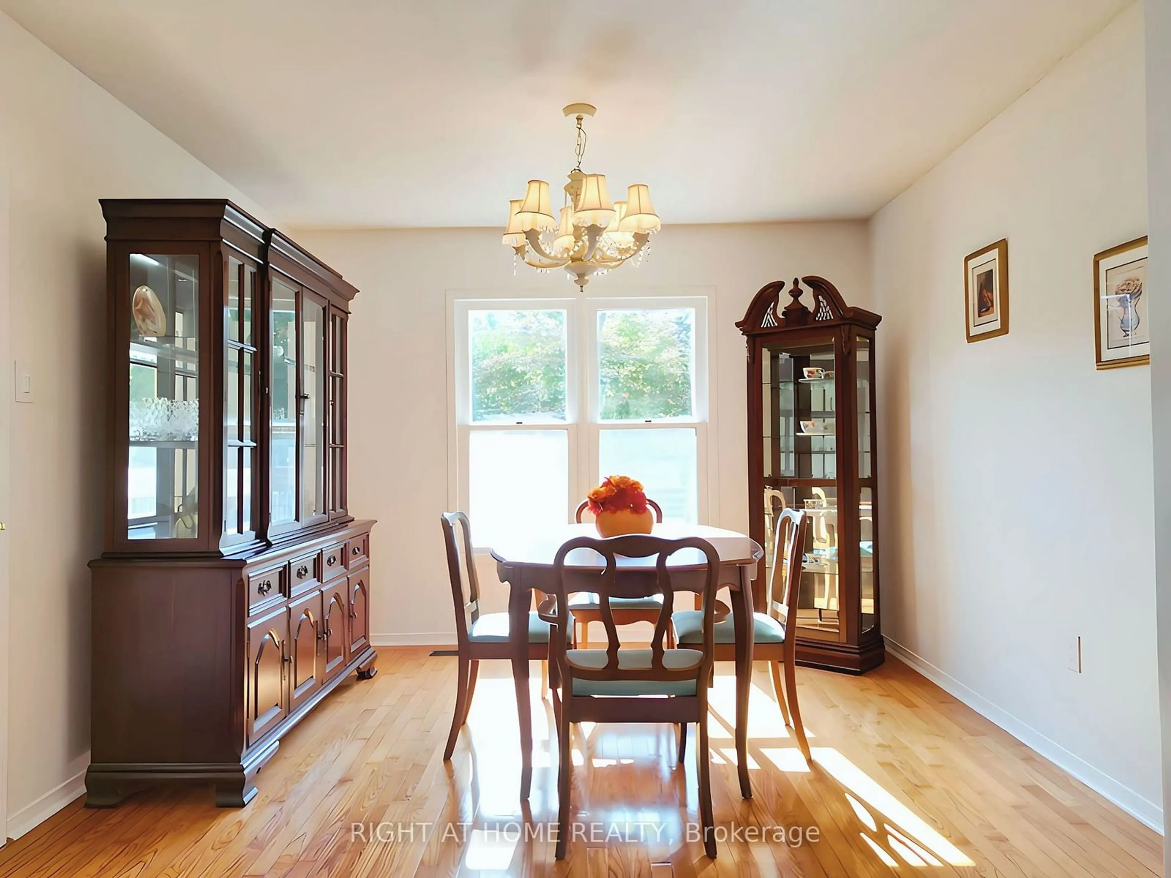 Dining room, wood floors for 44 Sable Cres, Whitby Ontario L1R 1Y5