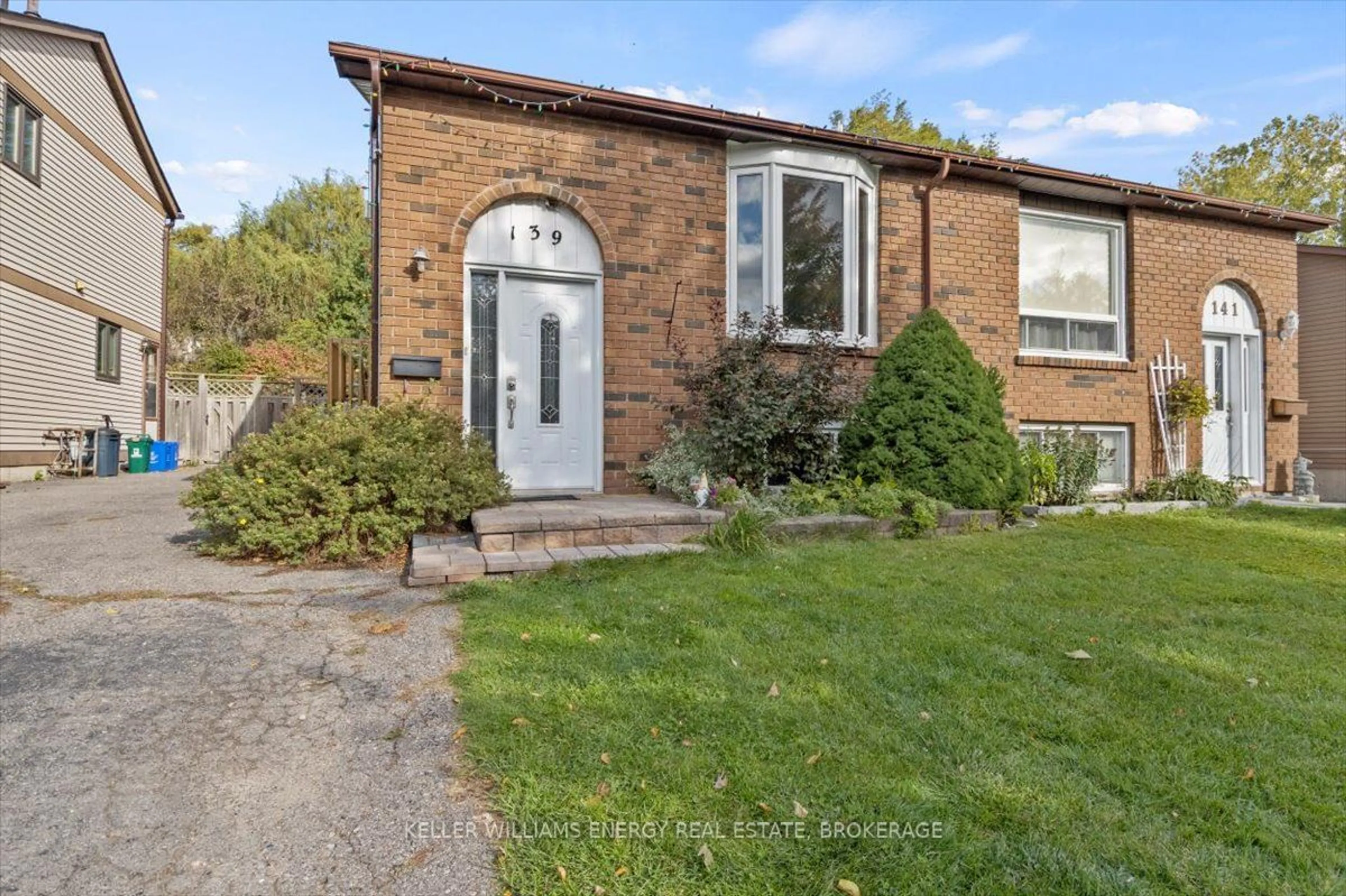 Frontside or backside of a home, cottage for 139 Londonderry St, Oshawa Ontario L1J 6Z2