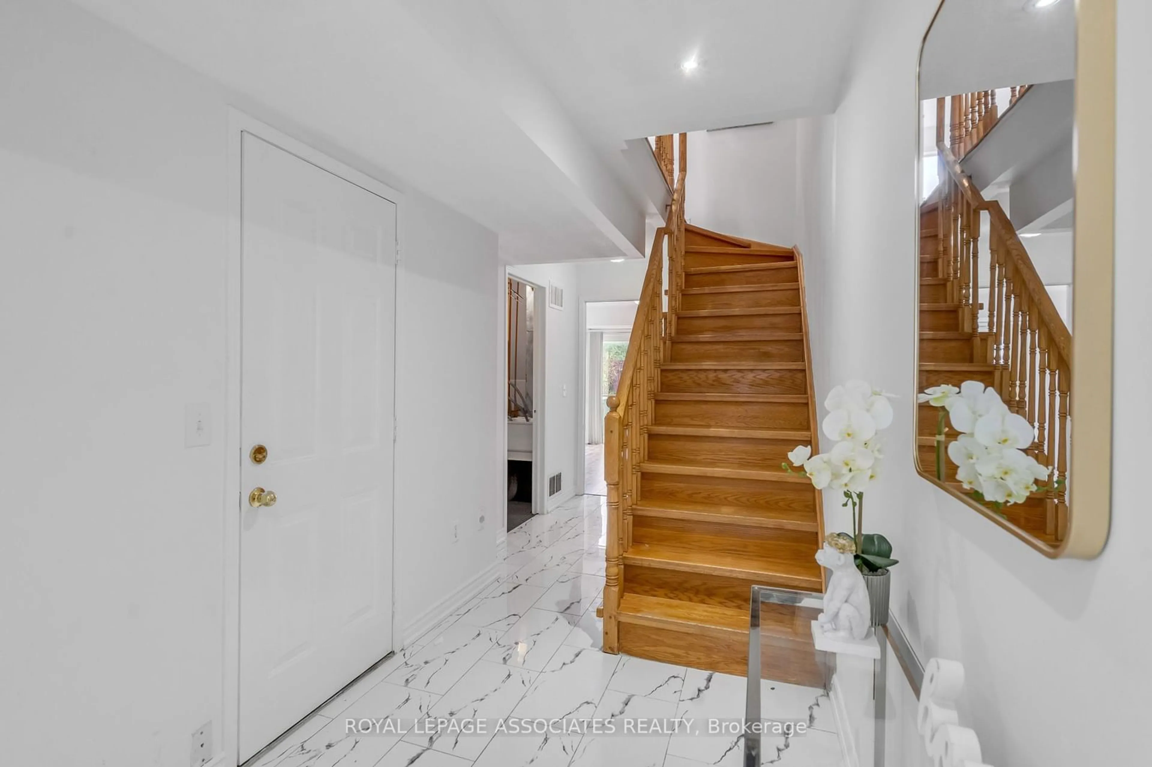 Indoor foyer for 144 Jenkinson Way, Toronto Ontario M1P 5H4